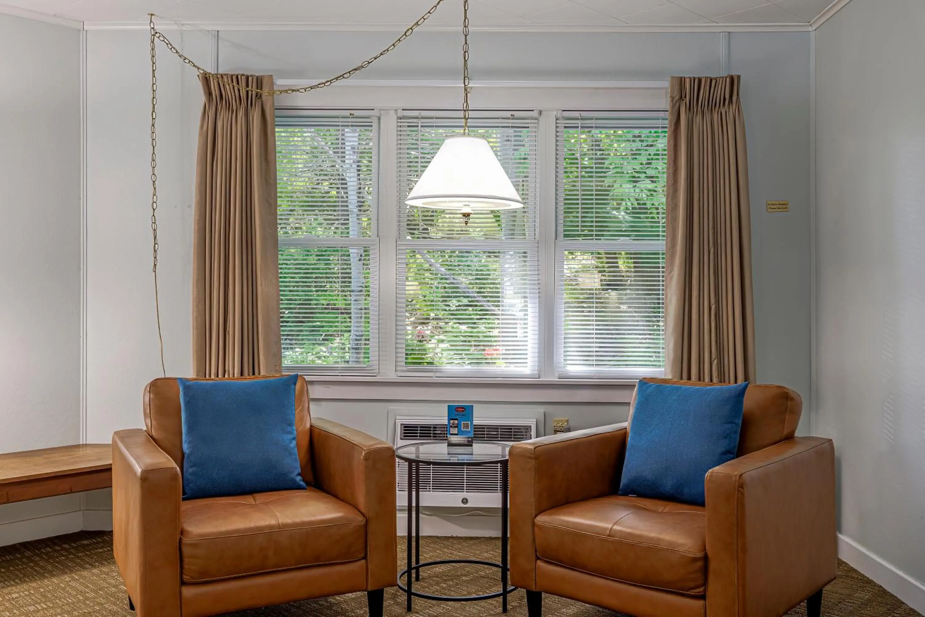 Seating area in Highbrook Motel