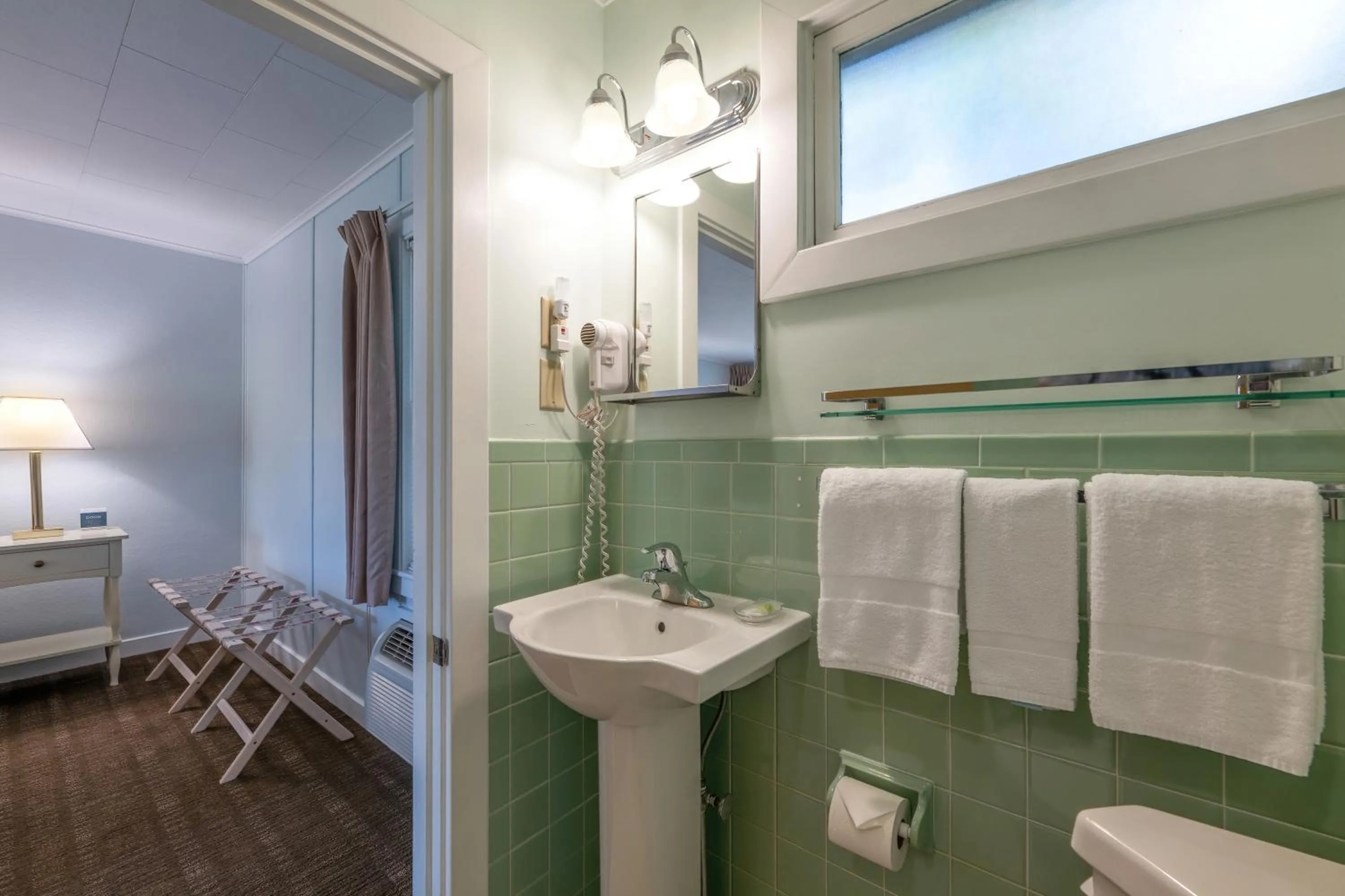 Bathroom in Highbrook Motel