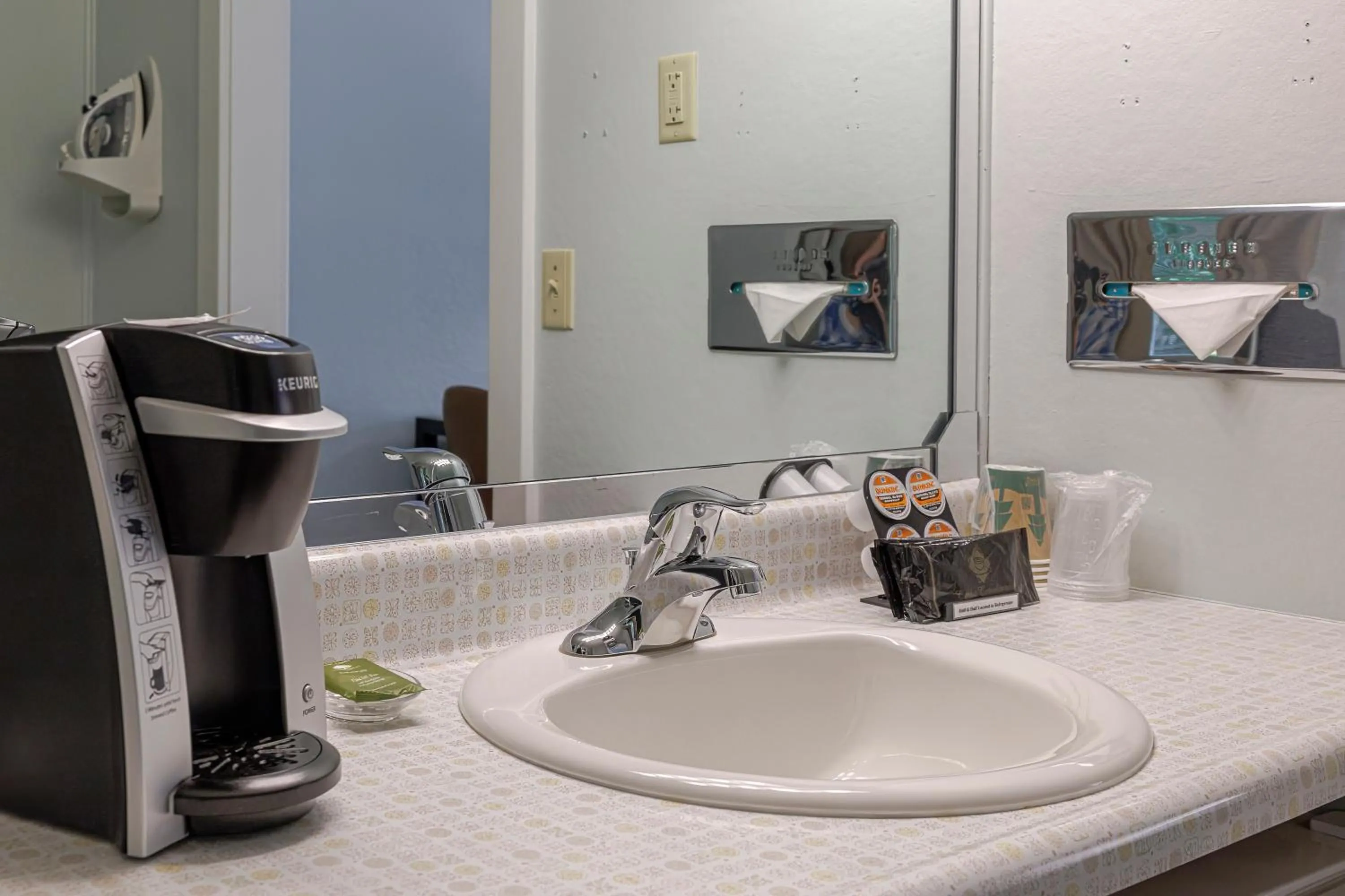 Coffee/tea facilities in Highbrook Motel
