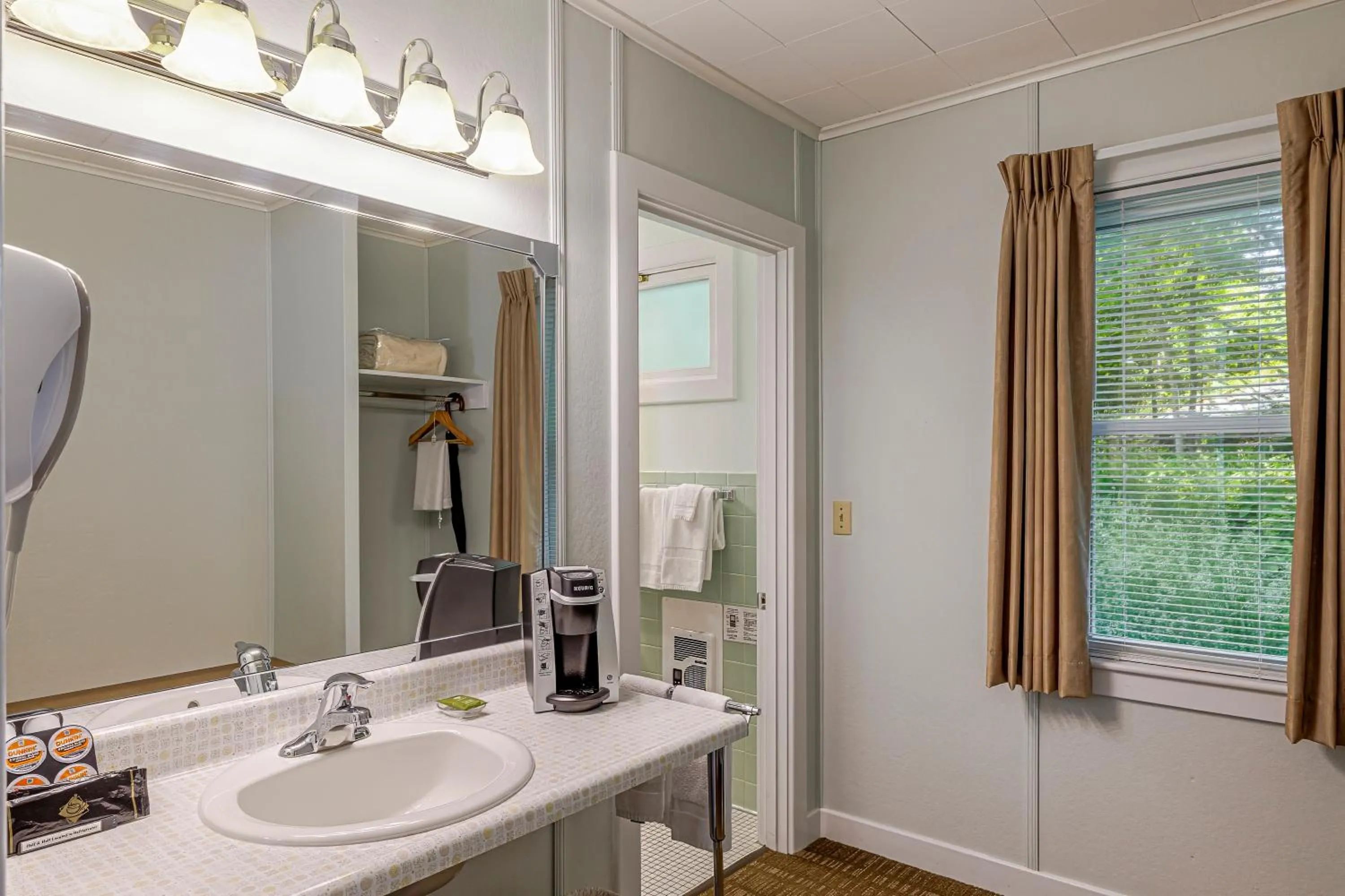 Bathroom in Highbrook Motel