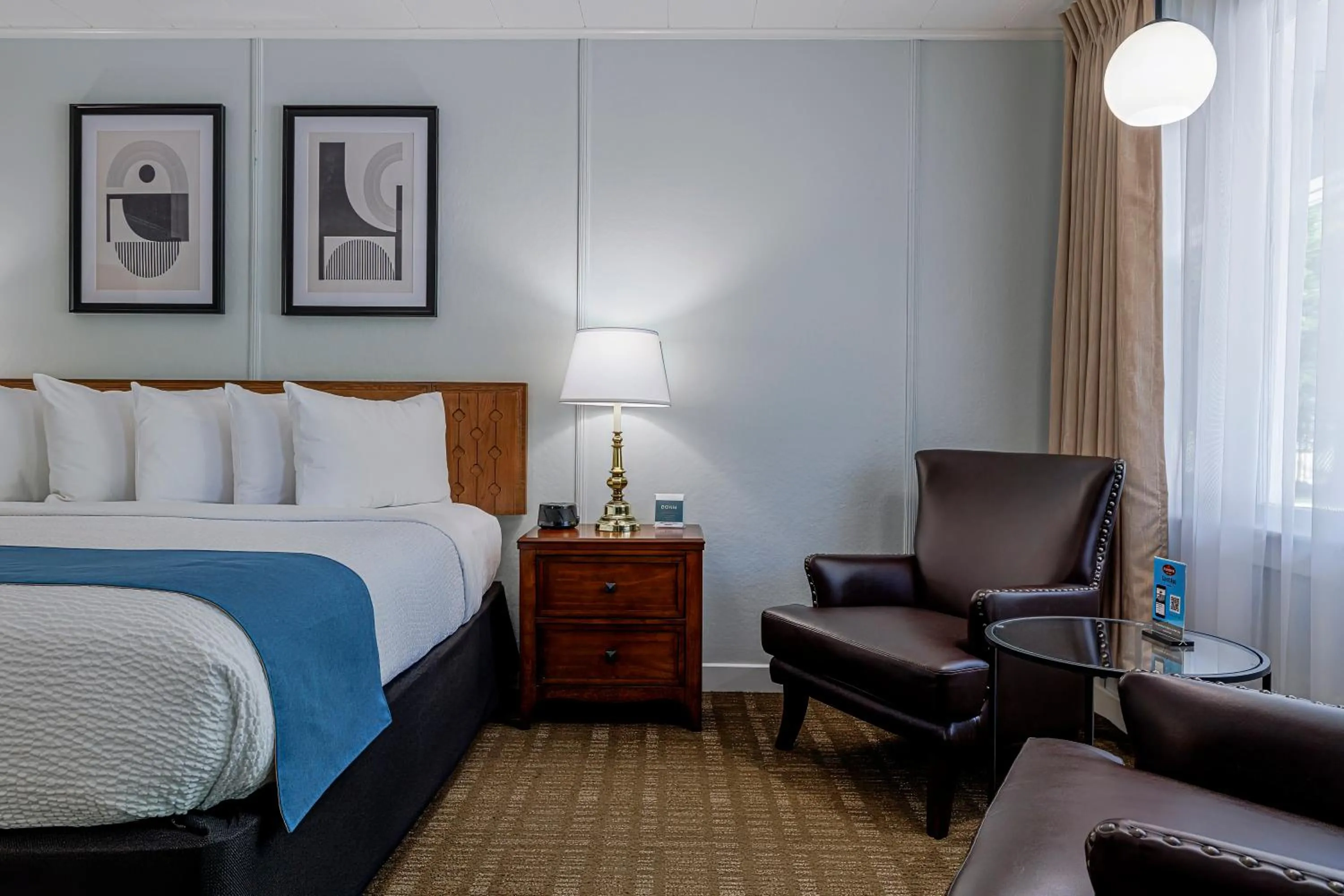 Seating area, Bed in Highbrook Motel