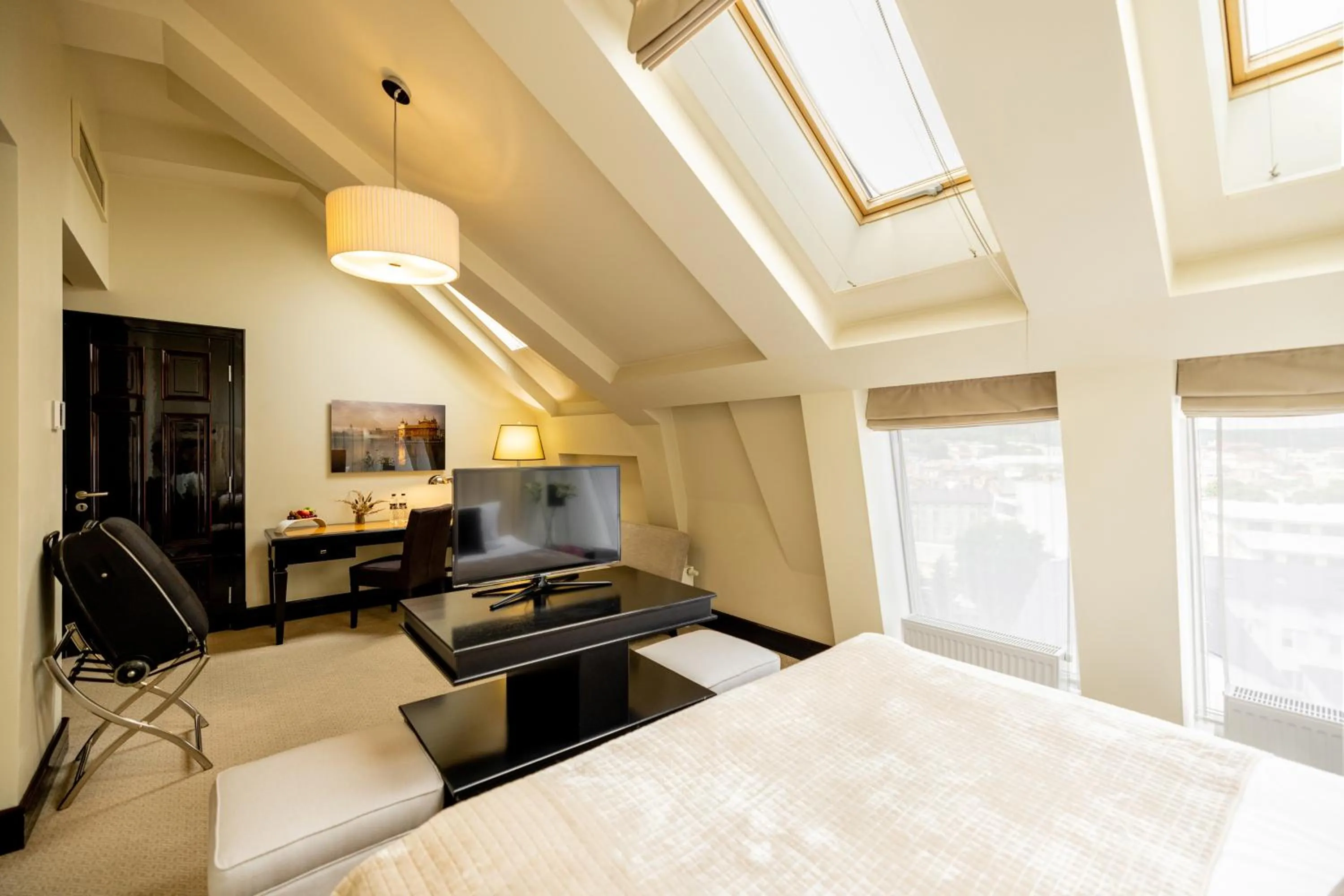 Seating area, Bed in Astoria Hotel