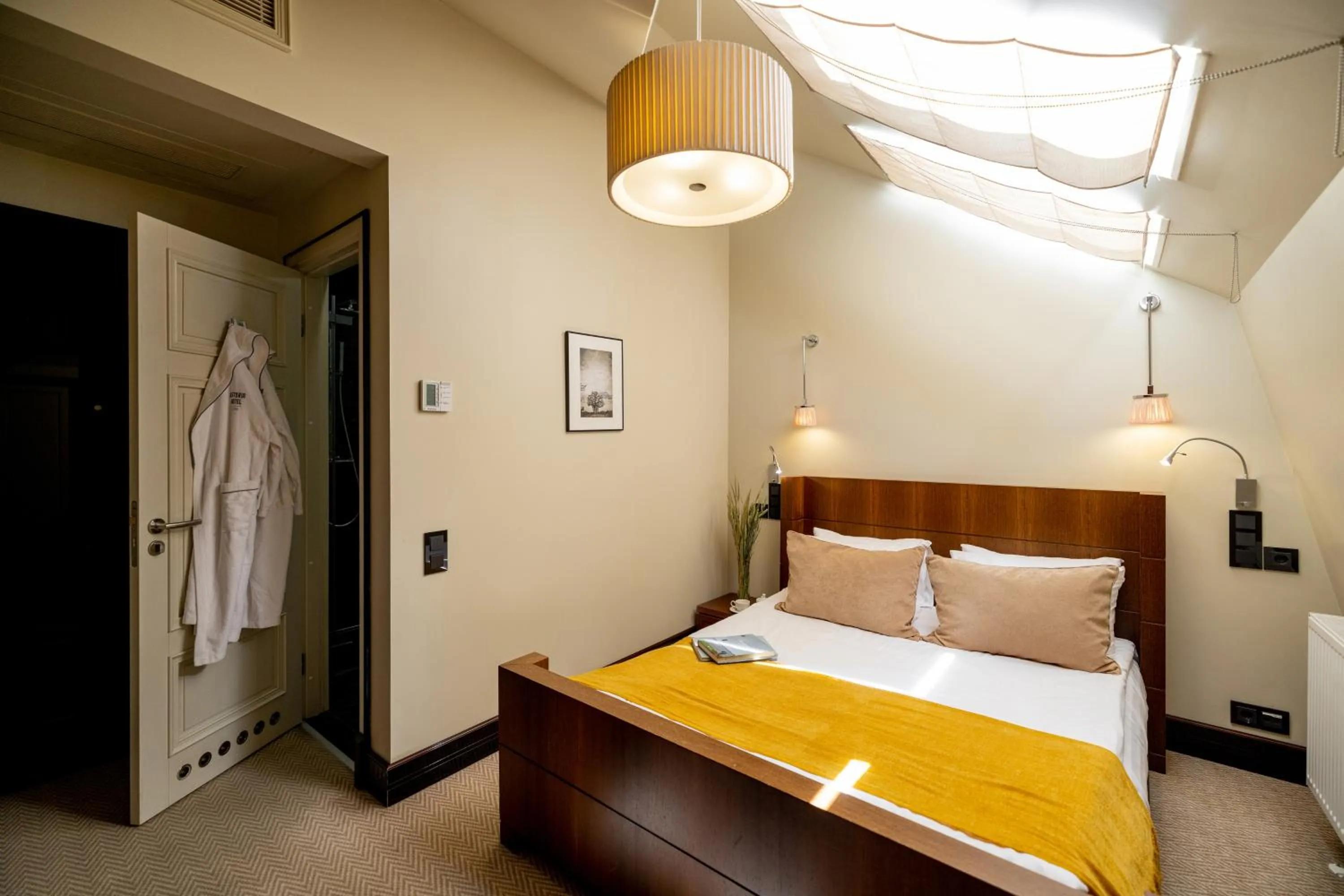 Photo of the whole room, Bed in Astoria Hotel