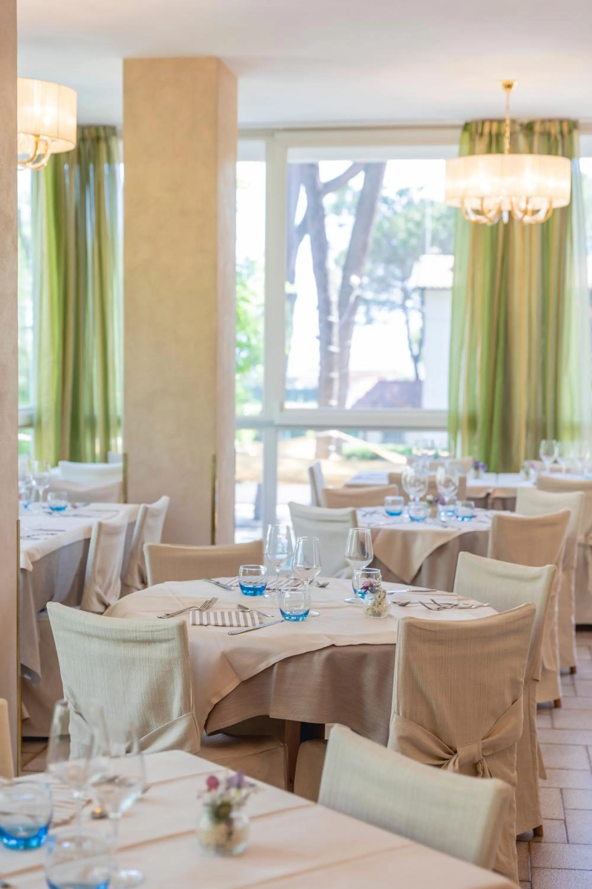 Restaurant/places to eat in Hotel Deborah