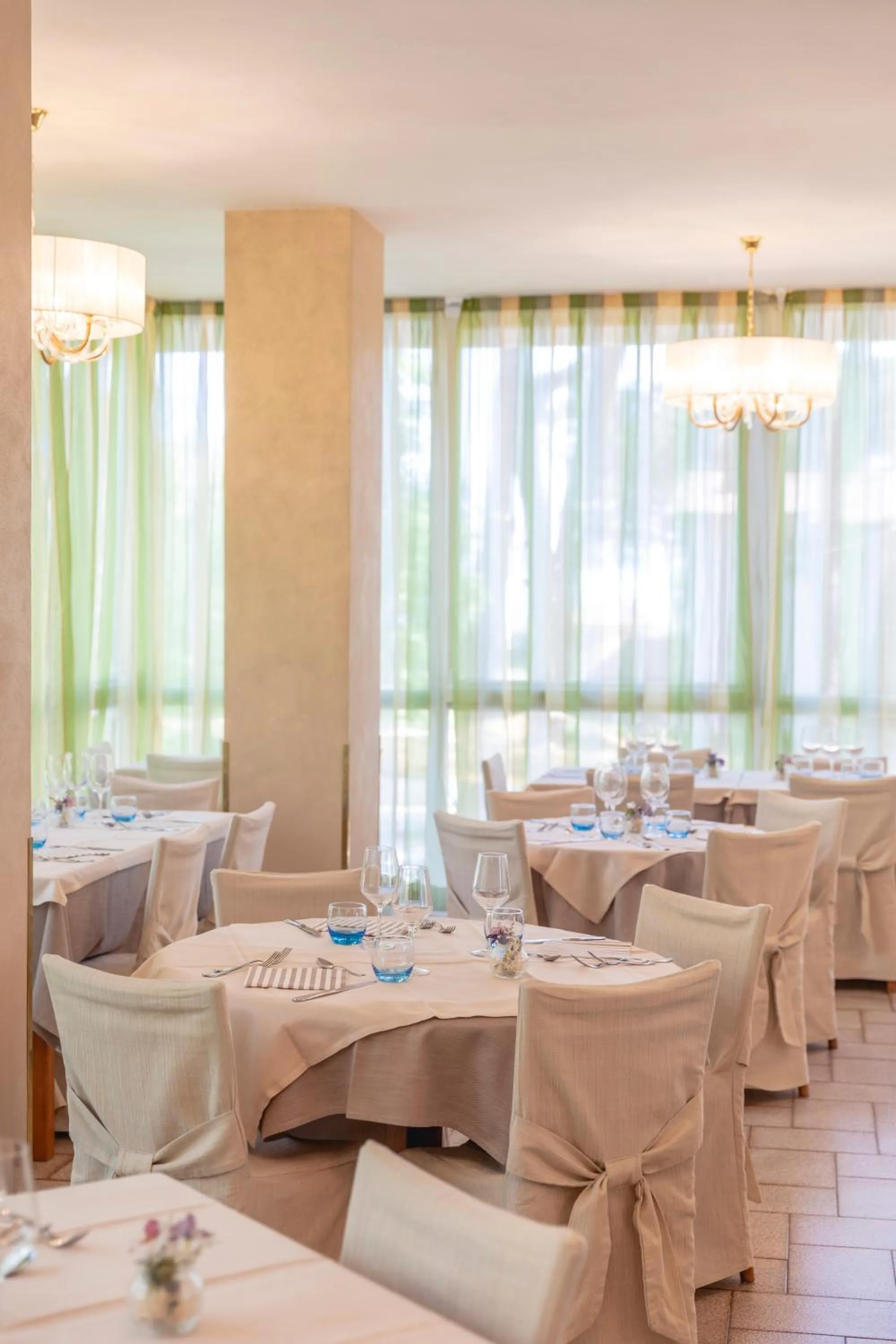 Restaurant/places to eat in Hotel Deborah