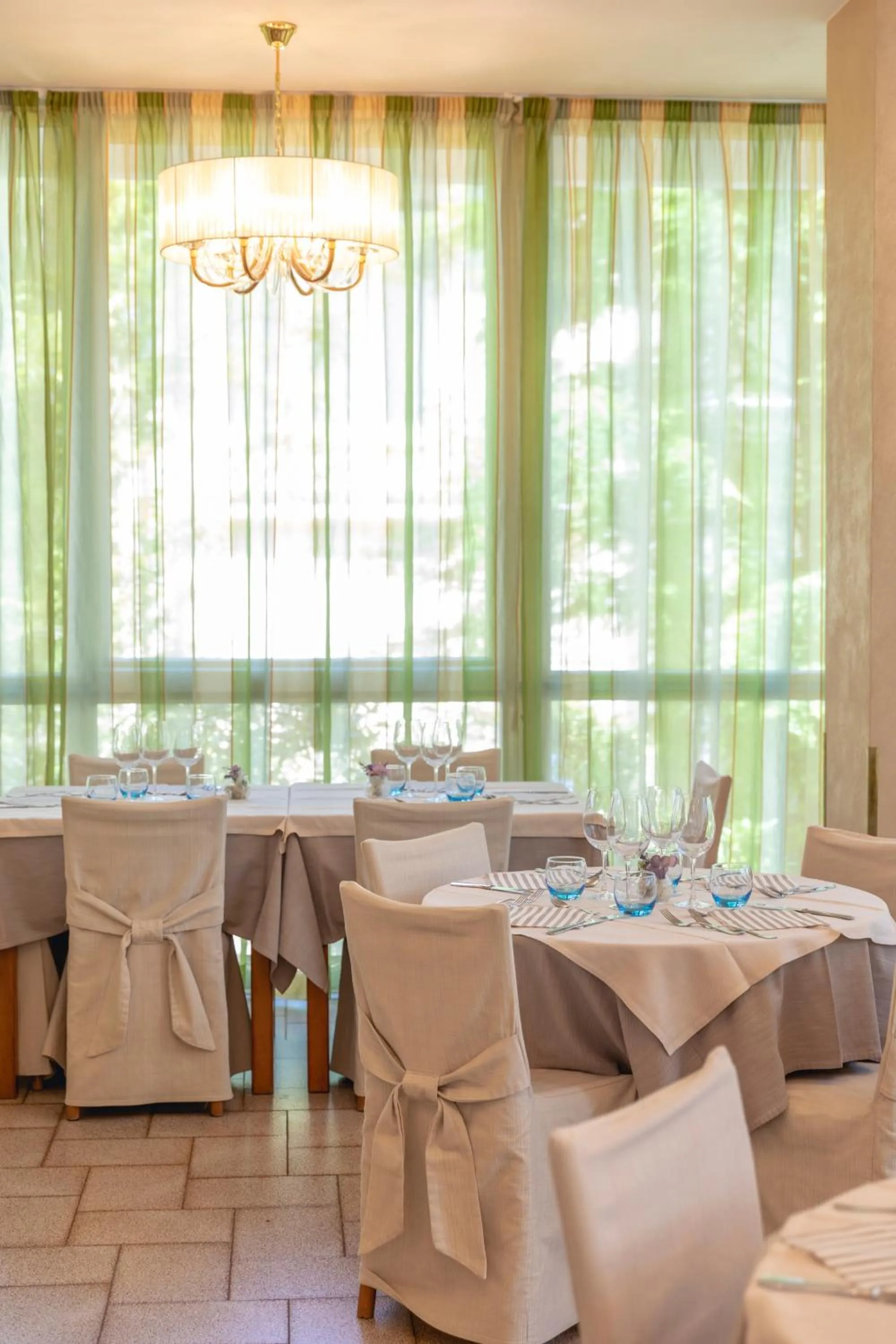 Restaurant/places to eat in Hotel Deborah