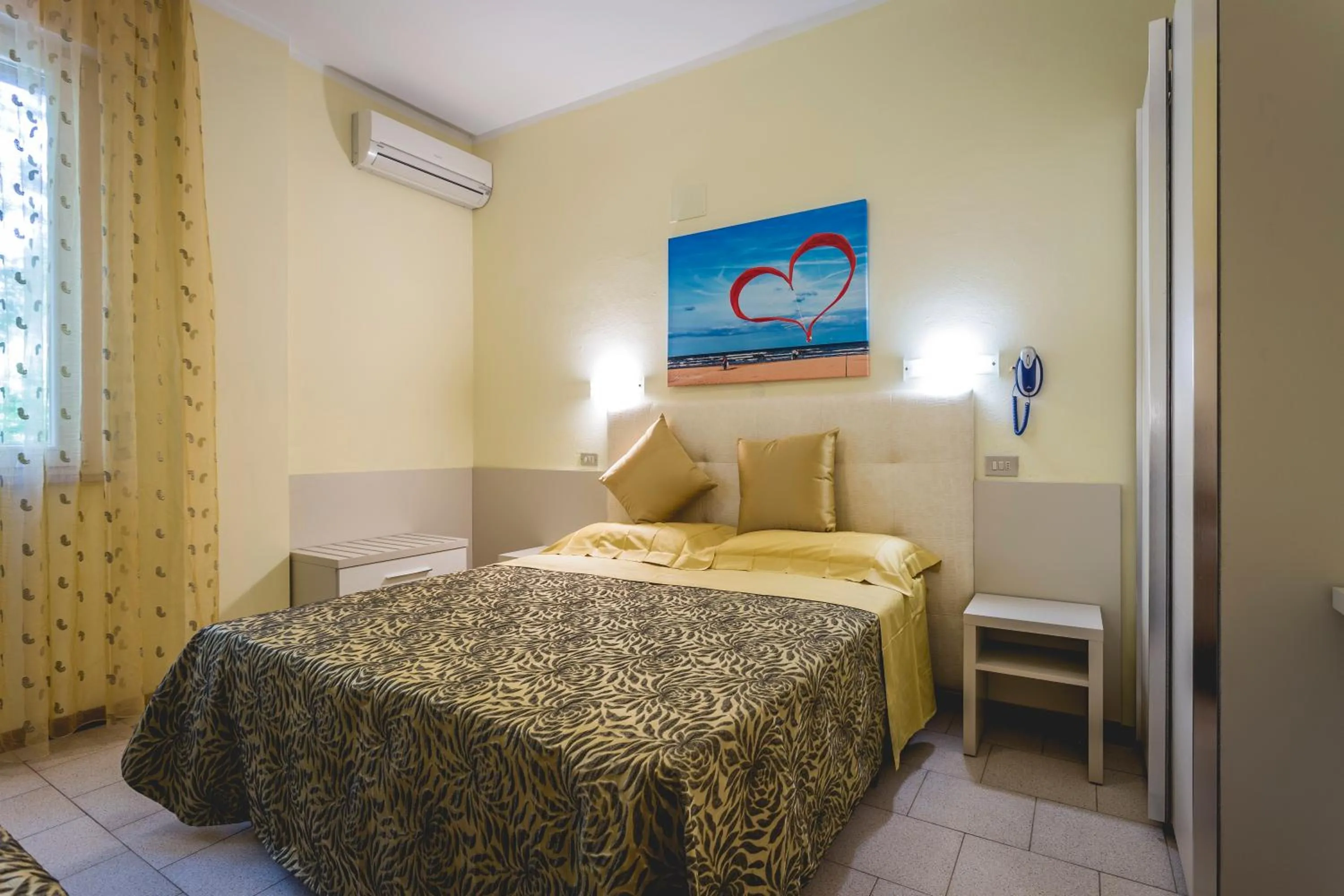 Day, Bed in Hotel Deborah