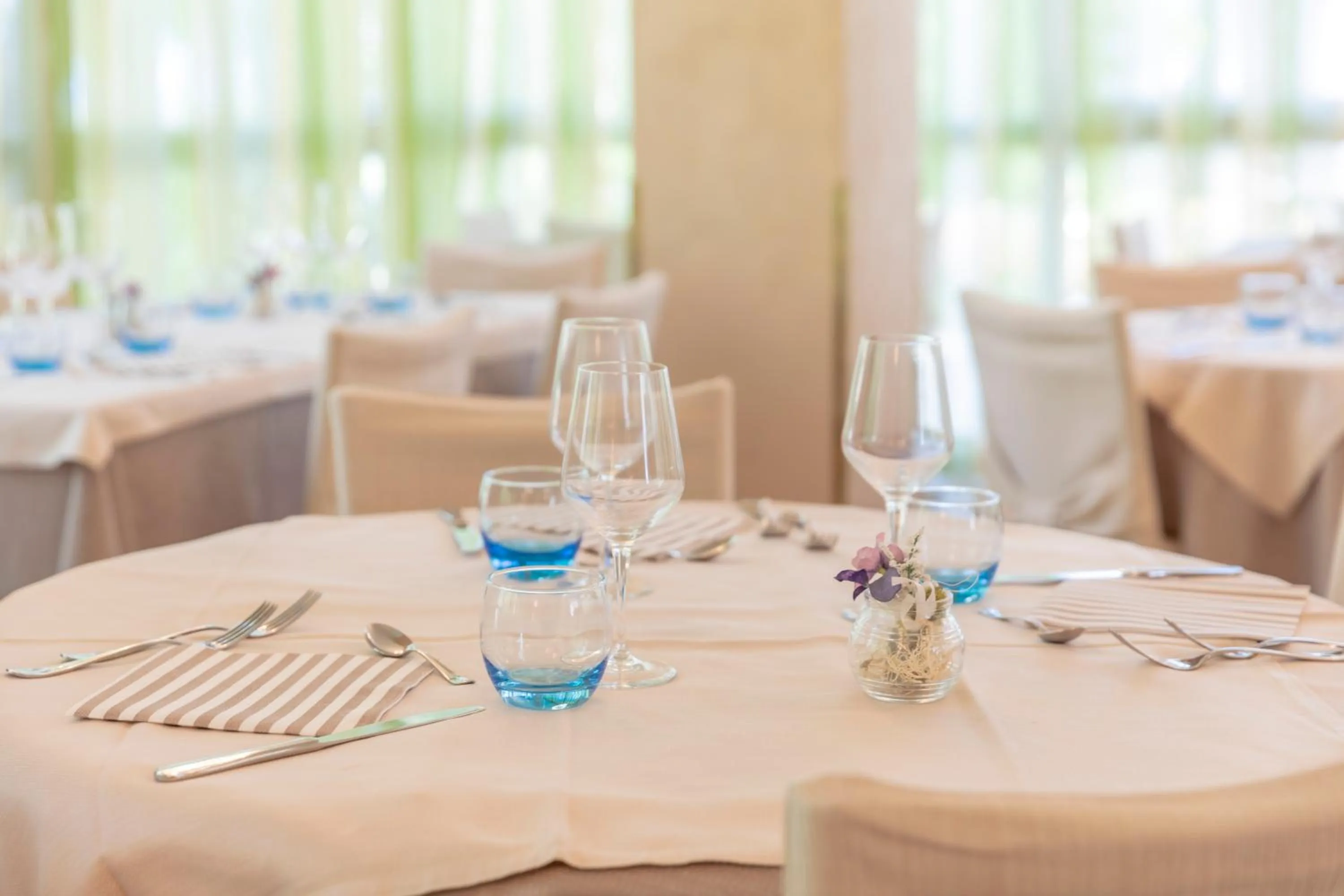 Restaurant/places to eat in Hotel Deborah