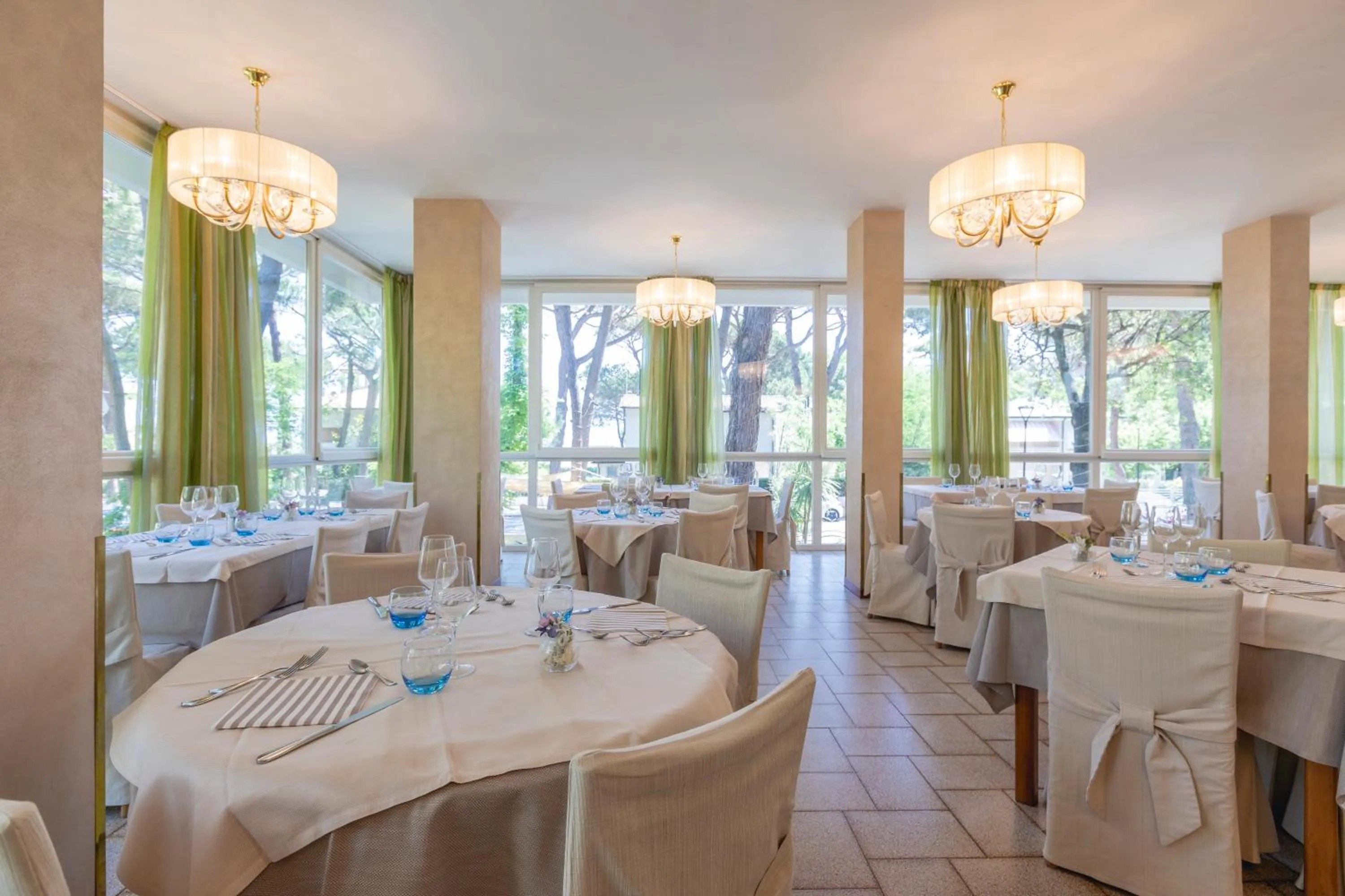 Restaurant/places to eat in Hotel Deborah