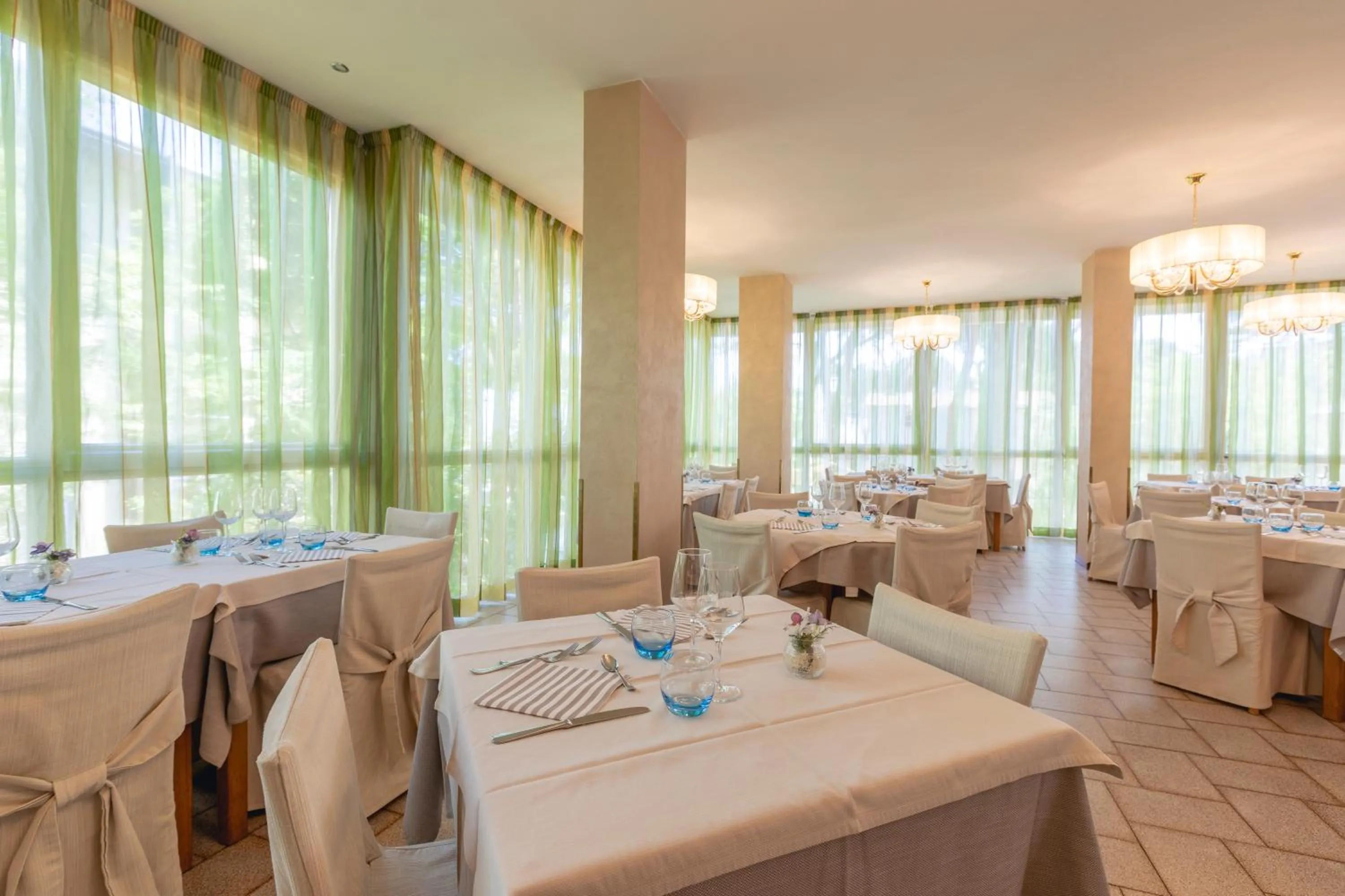 Restaurant/places to eat in Hotel Deborah