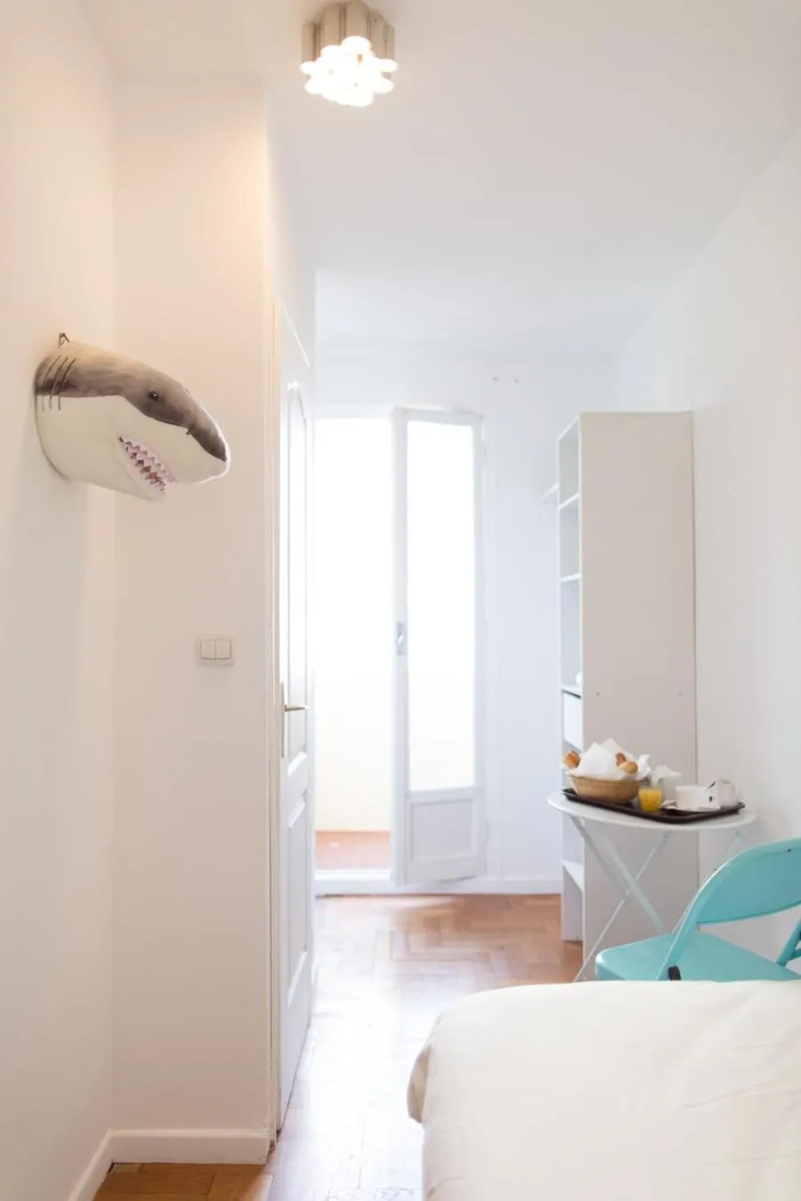 Photo of the whole room, Bed in Esperanto