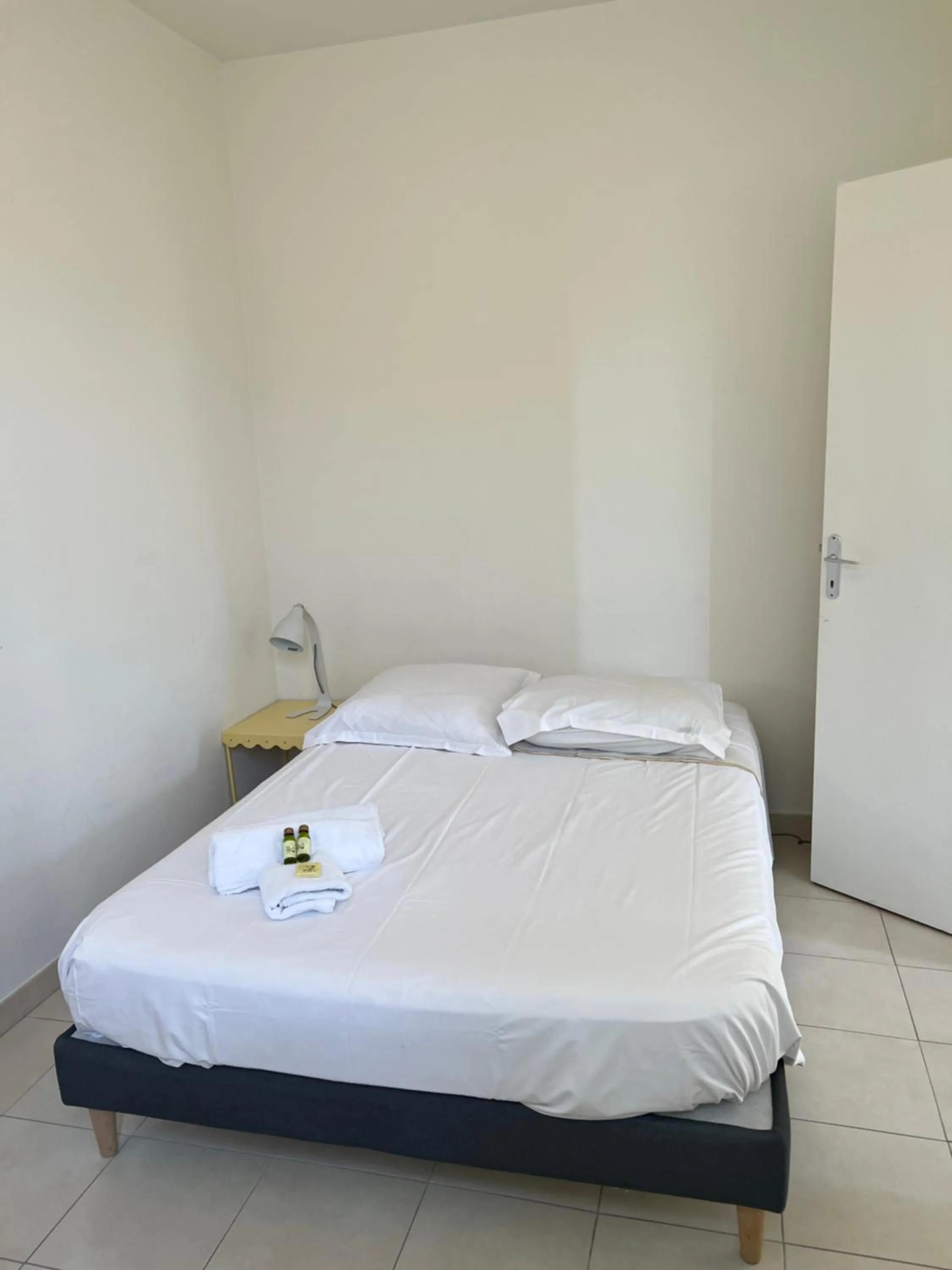 Photo of the whole room, Bed in Esperanto