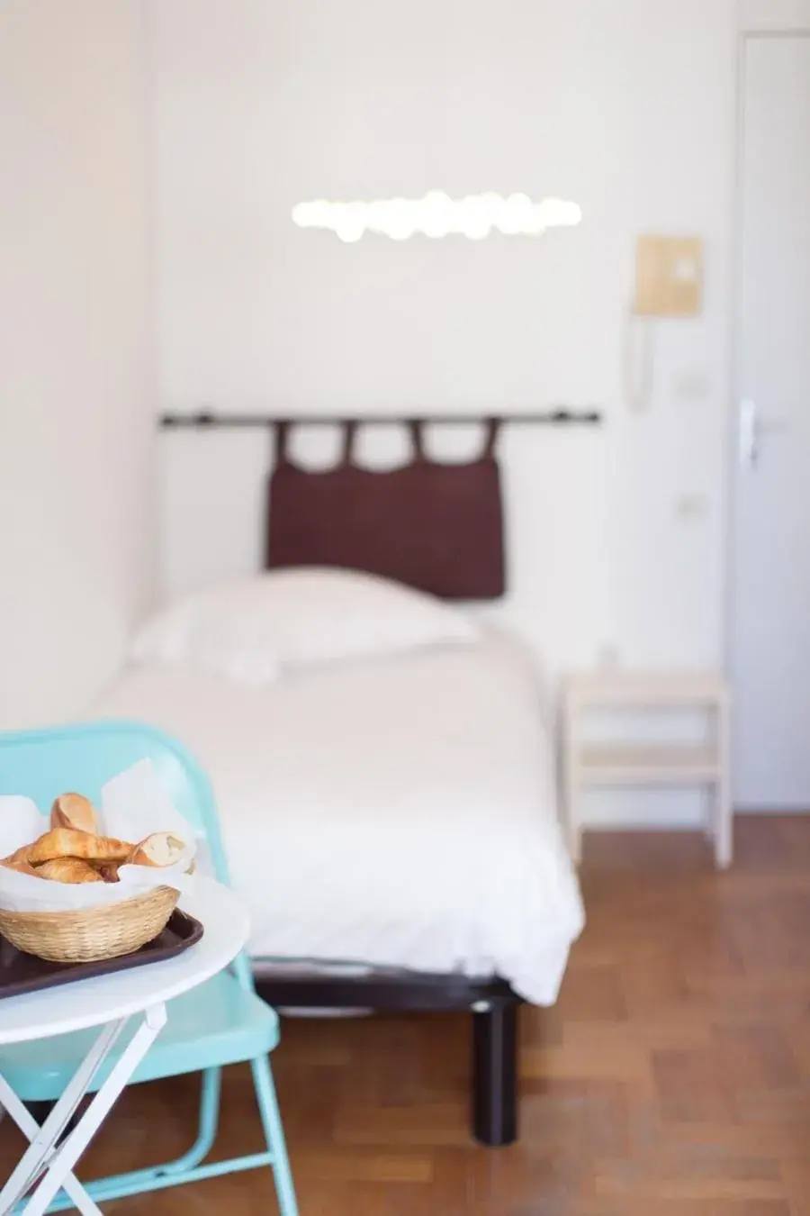 Photo of the whole room in Esperanto Photo of the whole room in Esperanto