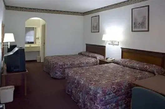 Queen Room with Two Queen Beds in Budget Host Hempstead Inn Brookhollow/Energy Corridor Queen Room with Two Queen Beds in Budget Host Hempstead Inn Brookhollow/Energy Corridor