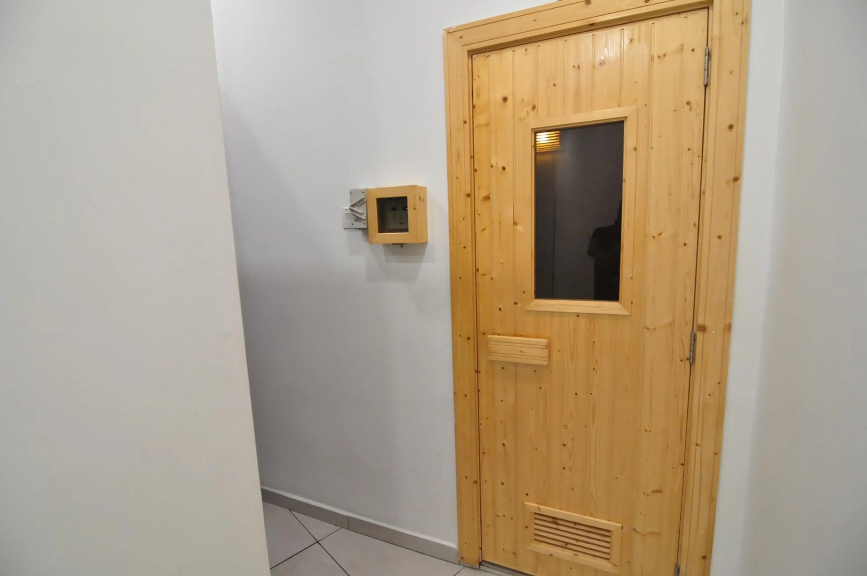 Sauna in Kenwingston Square Garden By IdealHub