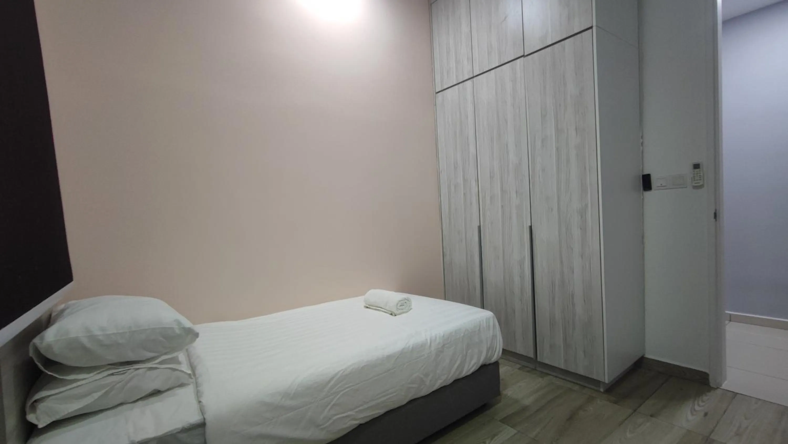 Bed in Kenwingston Square Garden By IdealHub