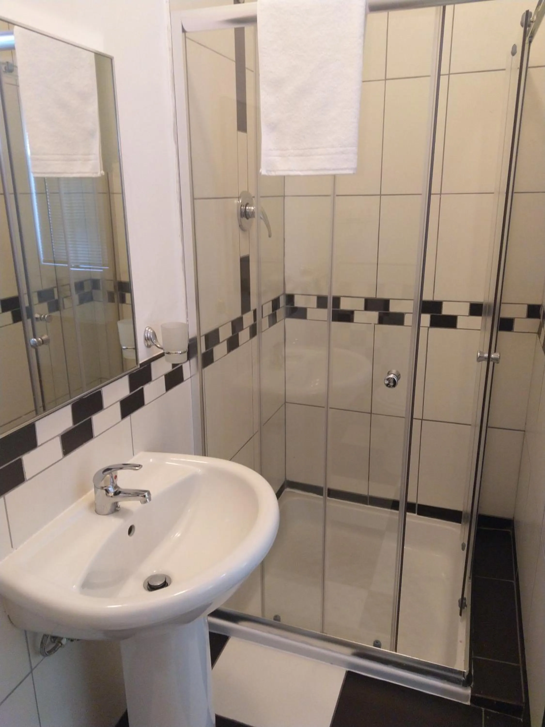 Shower in Savoy Hotel Beaufort-West