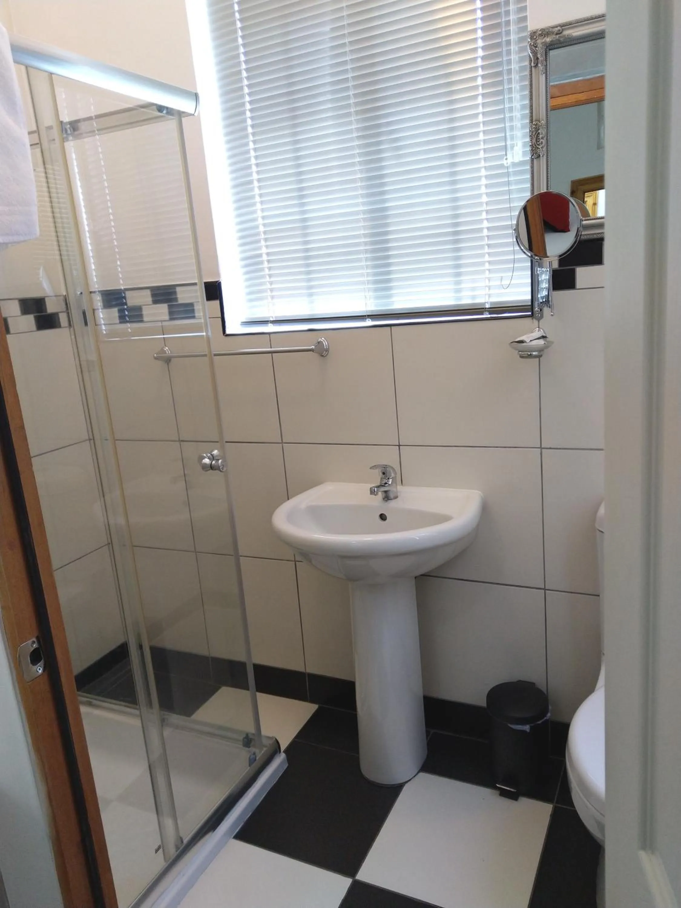 Shower in Savoy Hotel Beaufort-West