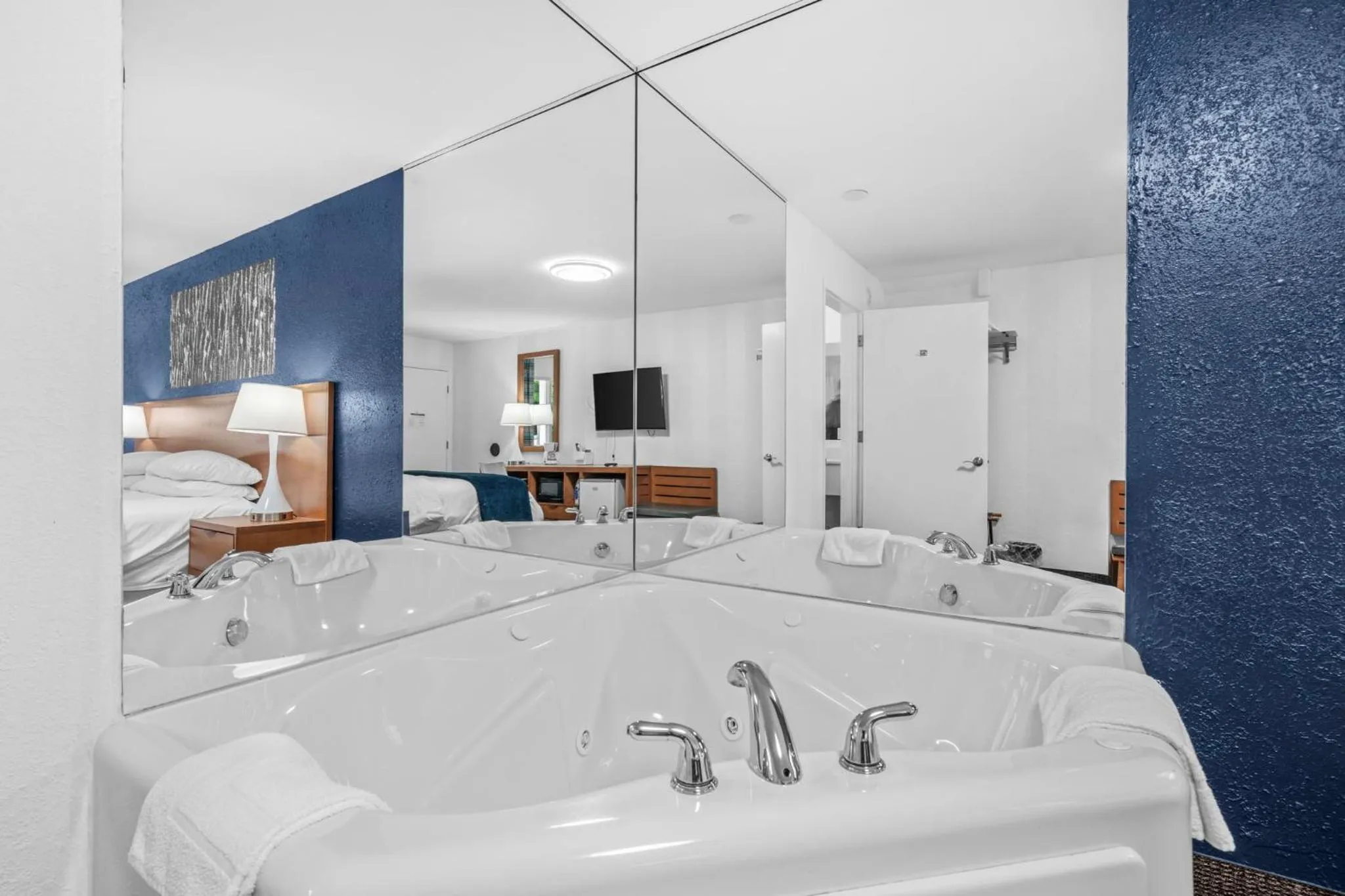 Bath, Bed in Starlite Resort