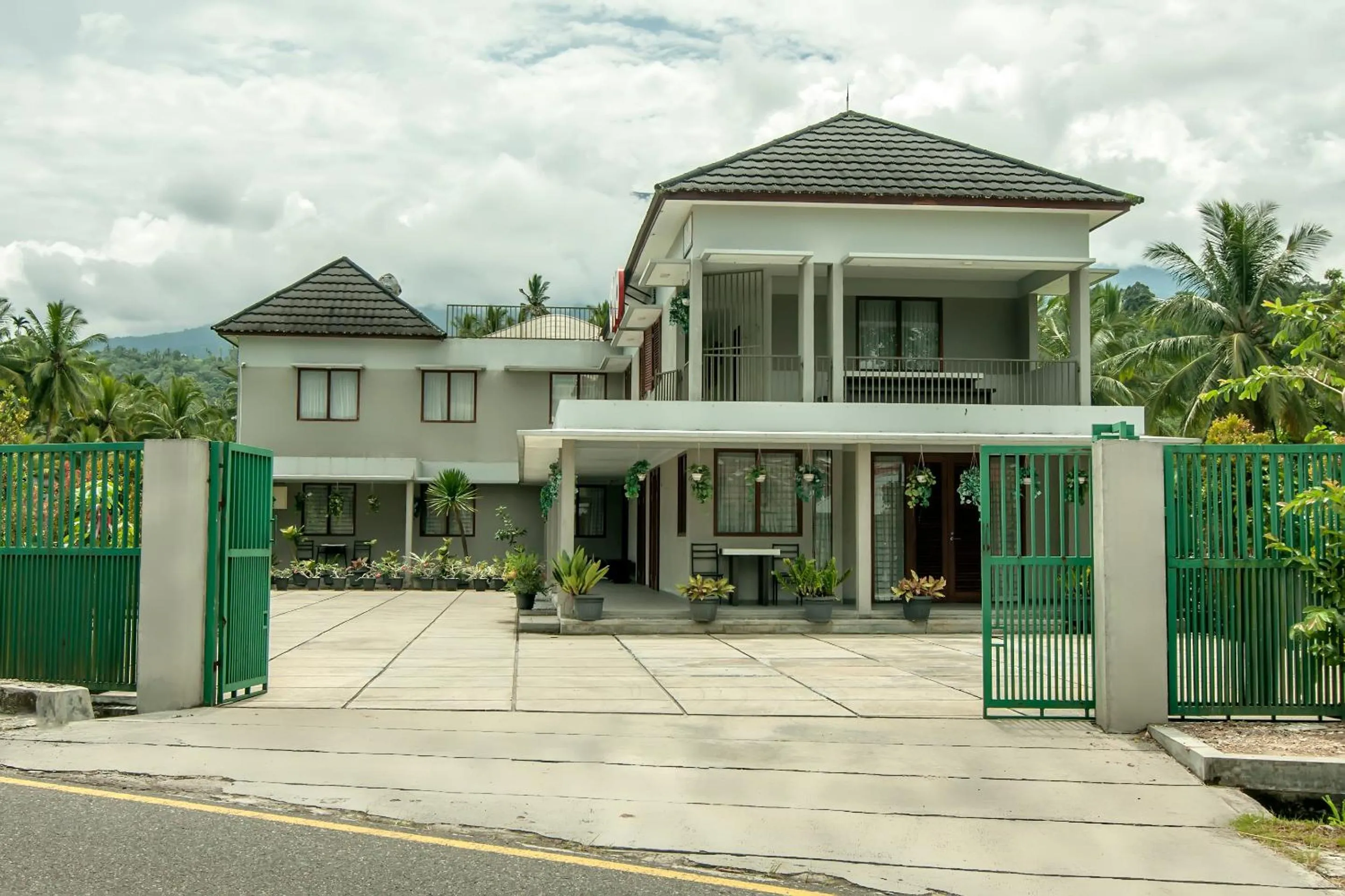 Facade/entrance in OYO 882 Puri Gevana Guest House