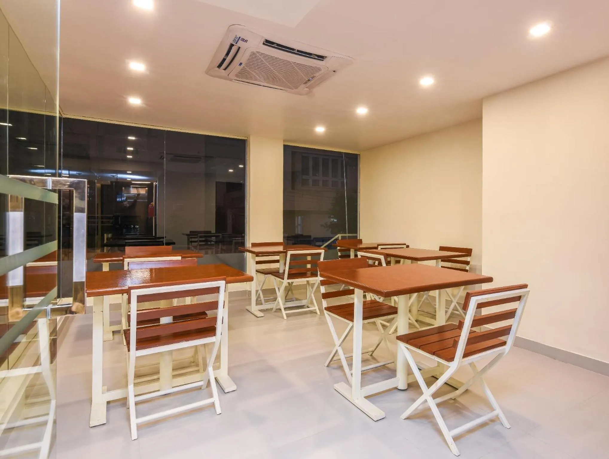 Restaurant/places to eat in Kensington Suites