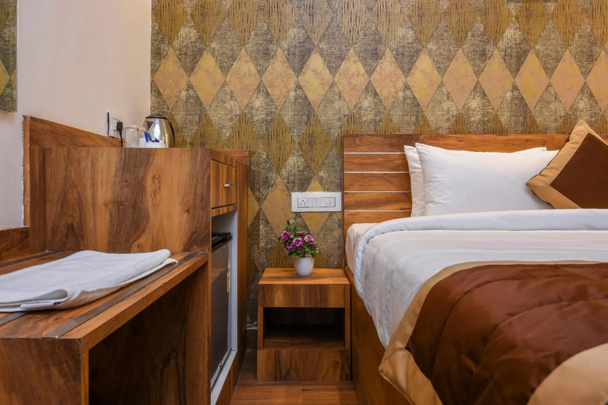 Photo of the whole room, Bed in Kensington Suites