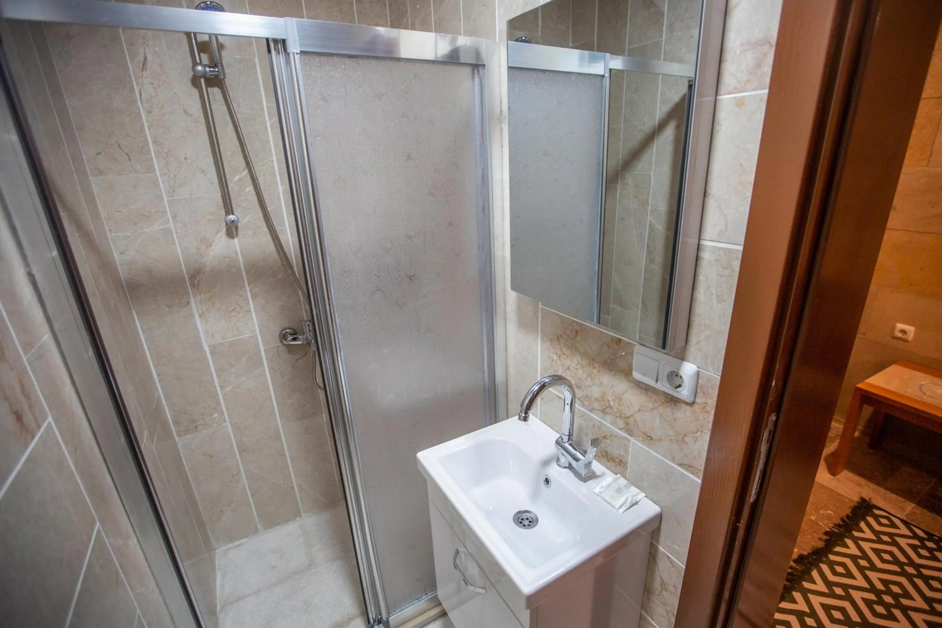 Shower in Capiedra Hotel