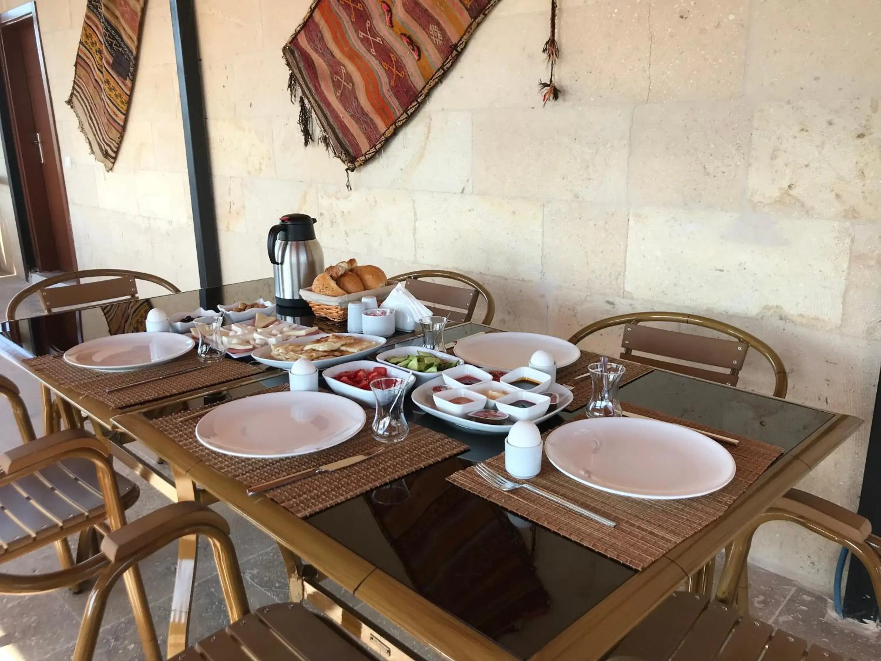 Restaurant/places to eat in Capiedra Hotel Restaurant/places to eat in Capiedra Hotel