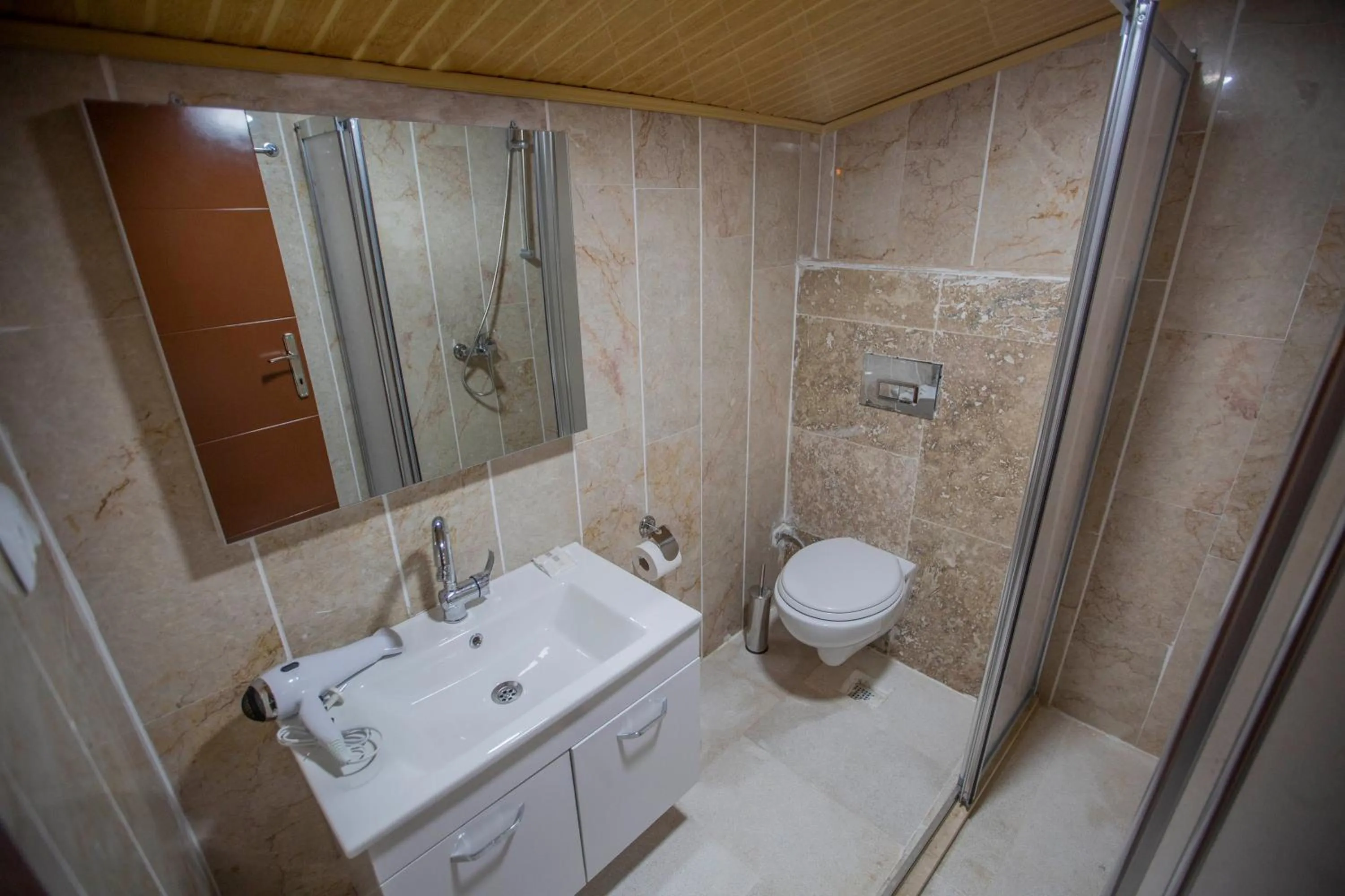 Shower in Capiedra Hotel