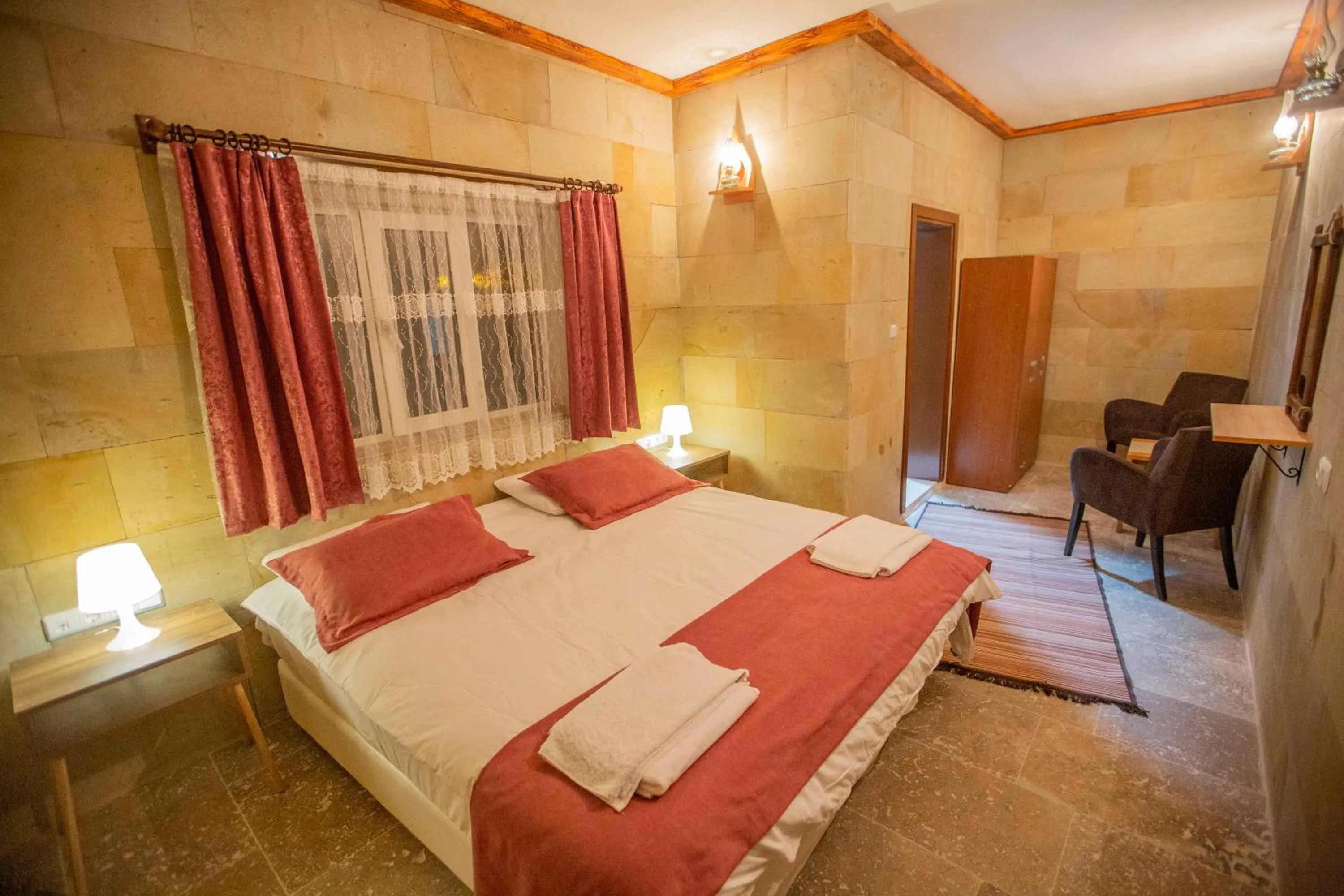 Shower, Bed in Capiedra Hotel