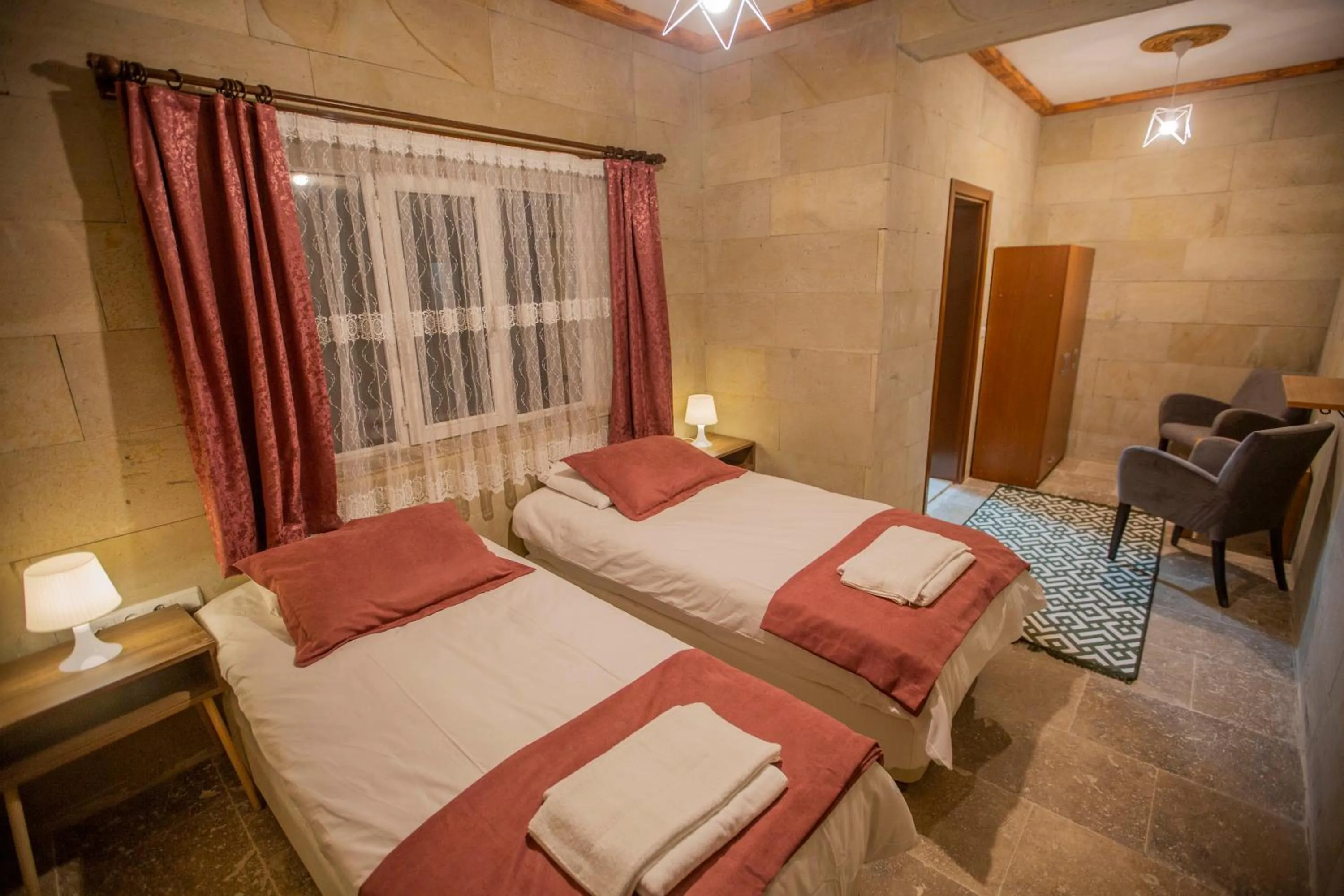 Shower, Bed in Capiedra Hotel