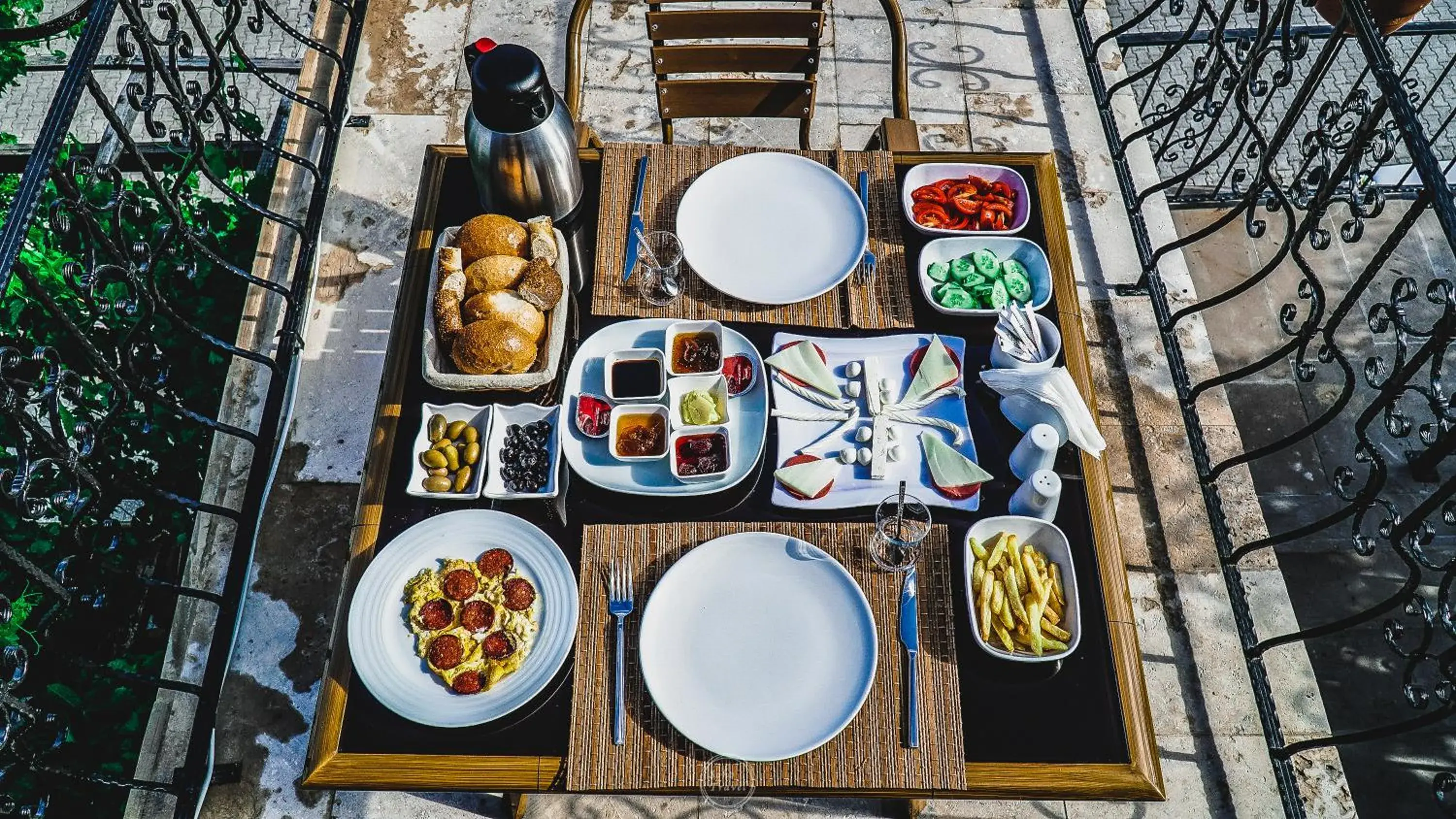 Restaurant/places to eat in Capiedra Hotel Restaurant/places to eat in Capiedra Hotel