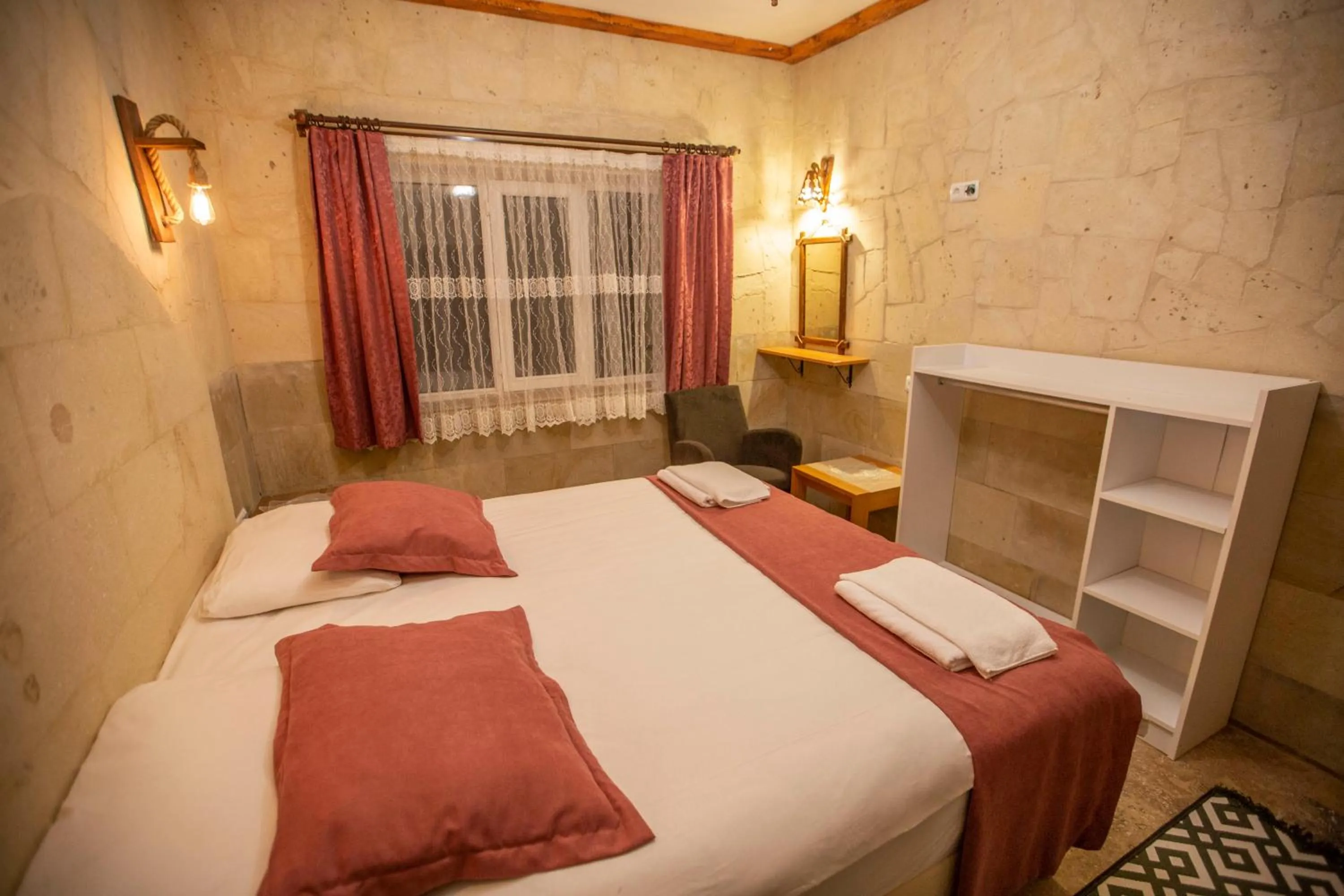 Shower, Bed in Capiedra Hotel