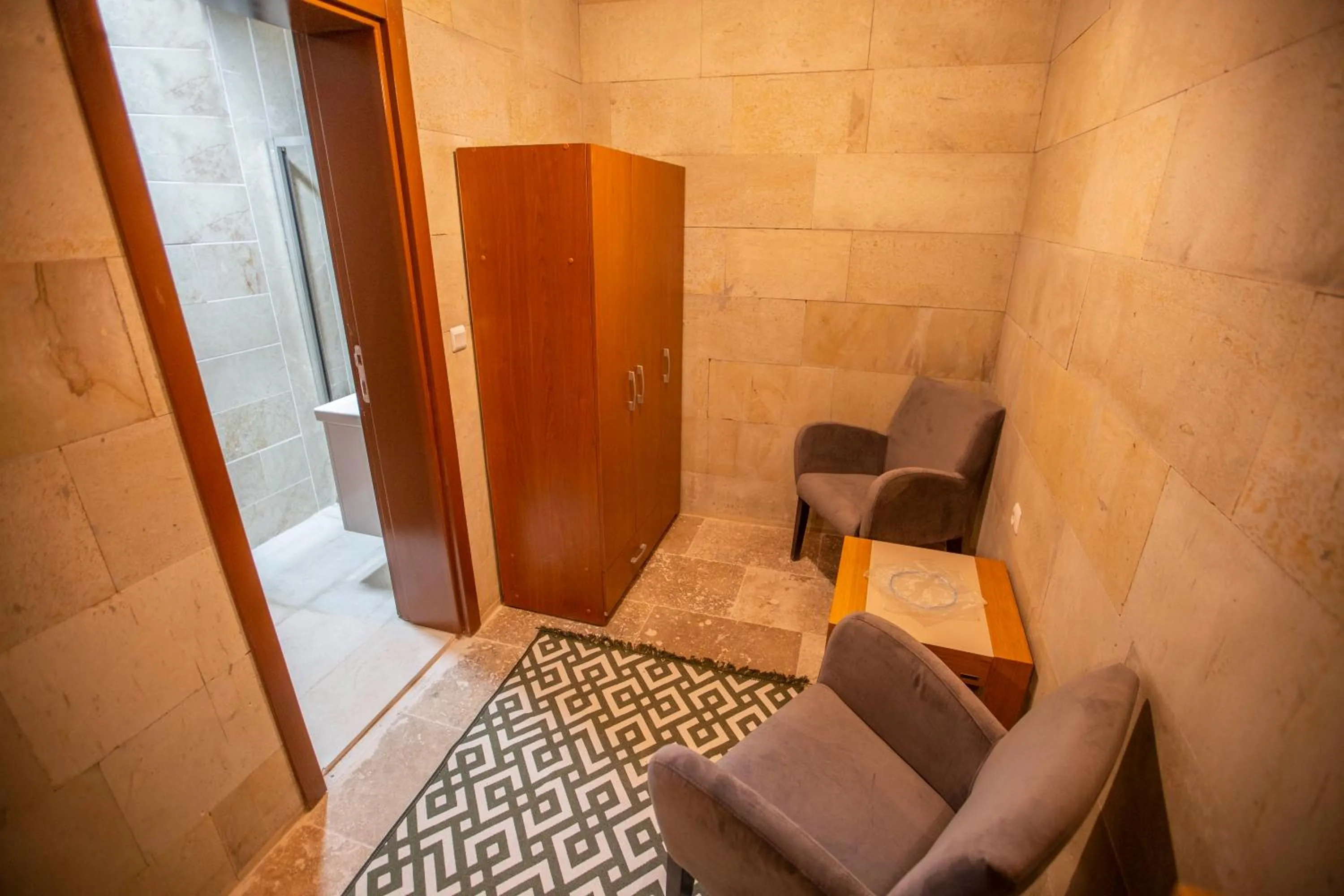 Shower in Capiedra Hotel