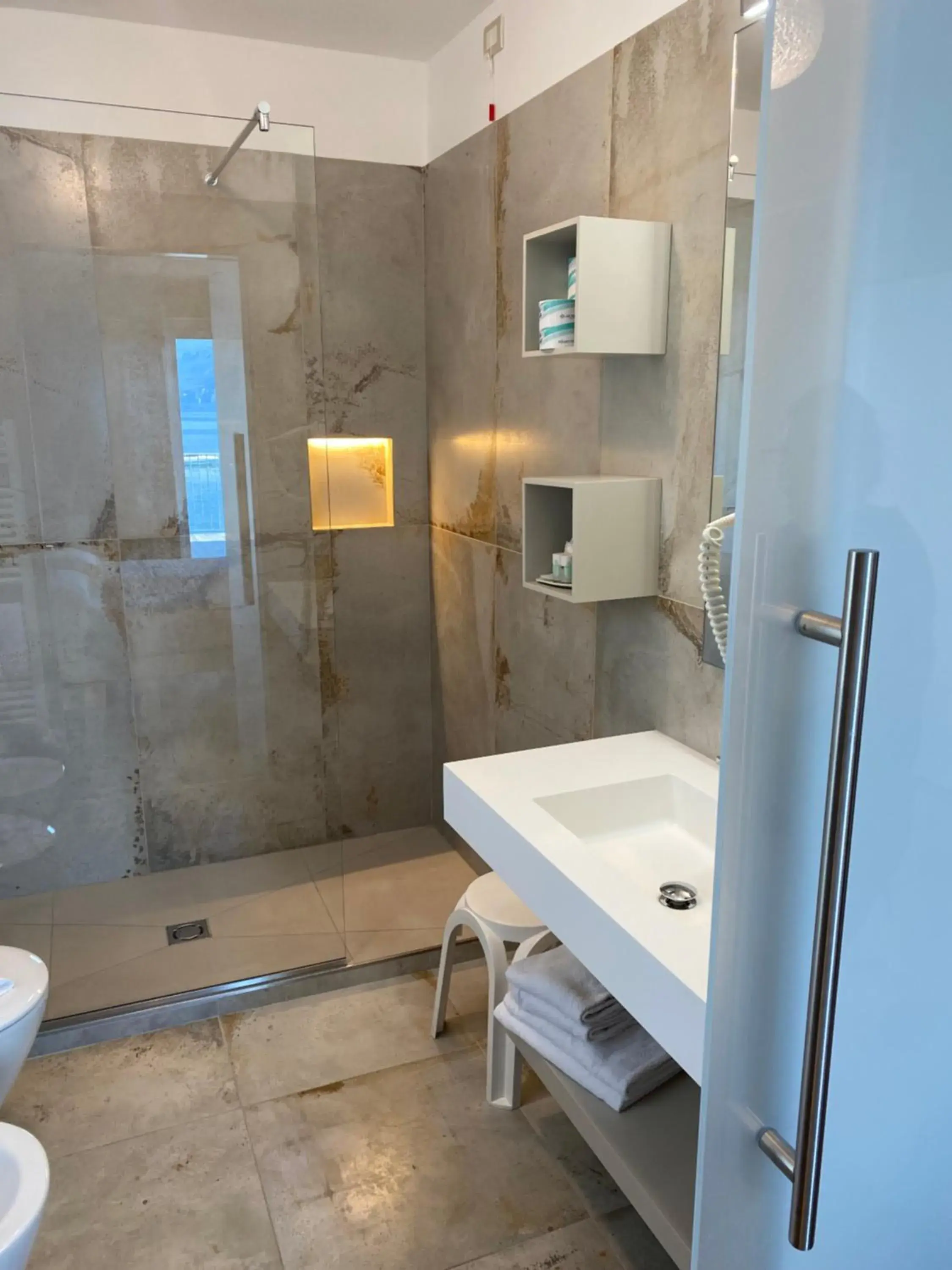 Lake view, Bathroom in Hotel Baia dei Pini