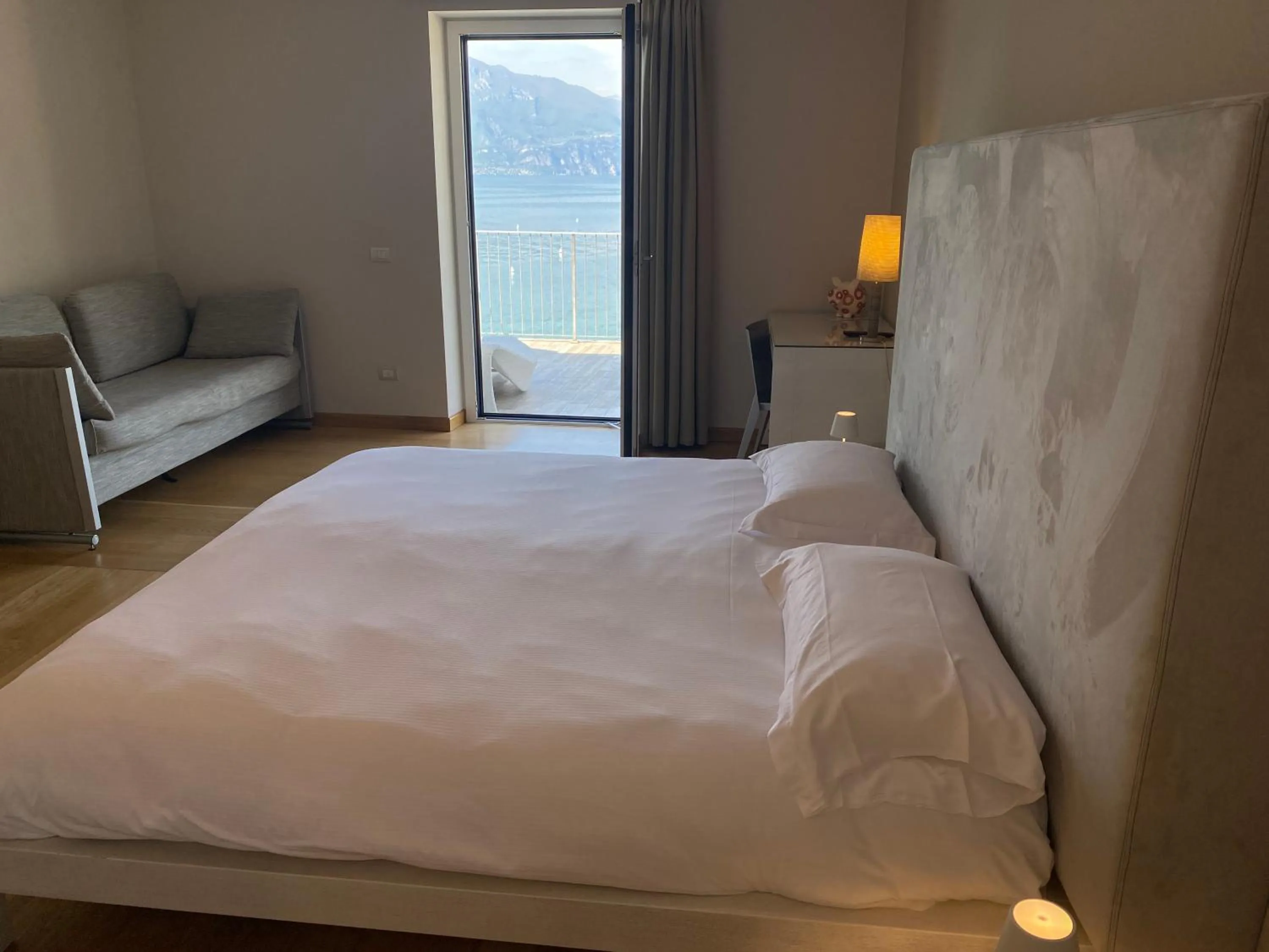 Lake view, Bed in Hotel Baia dei Pini