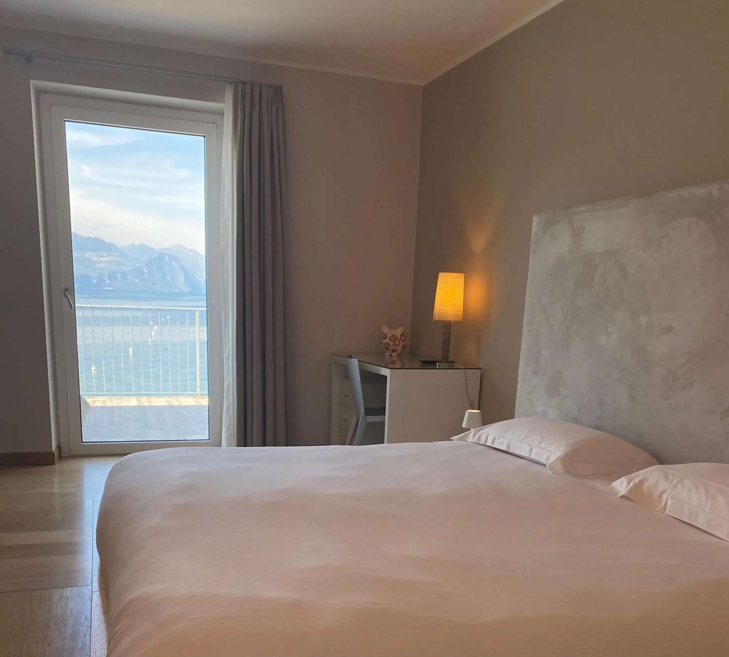 Lake view, Bed in Hotel Baia dei Pini