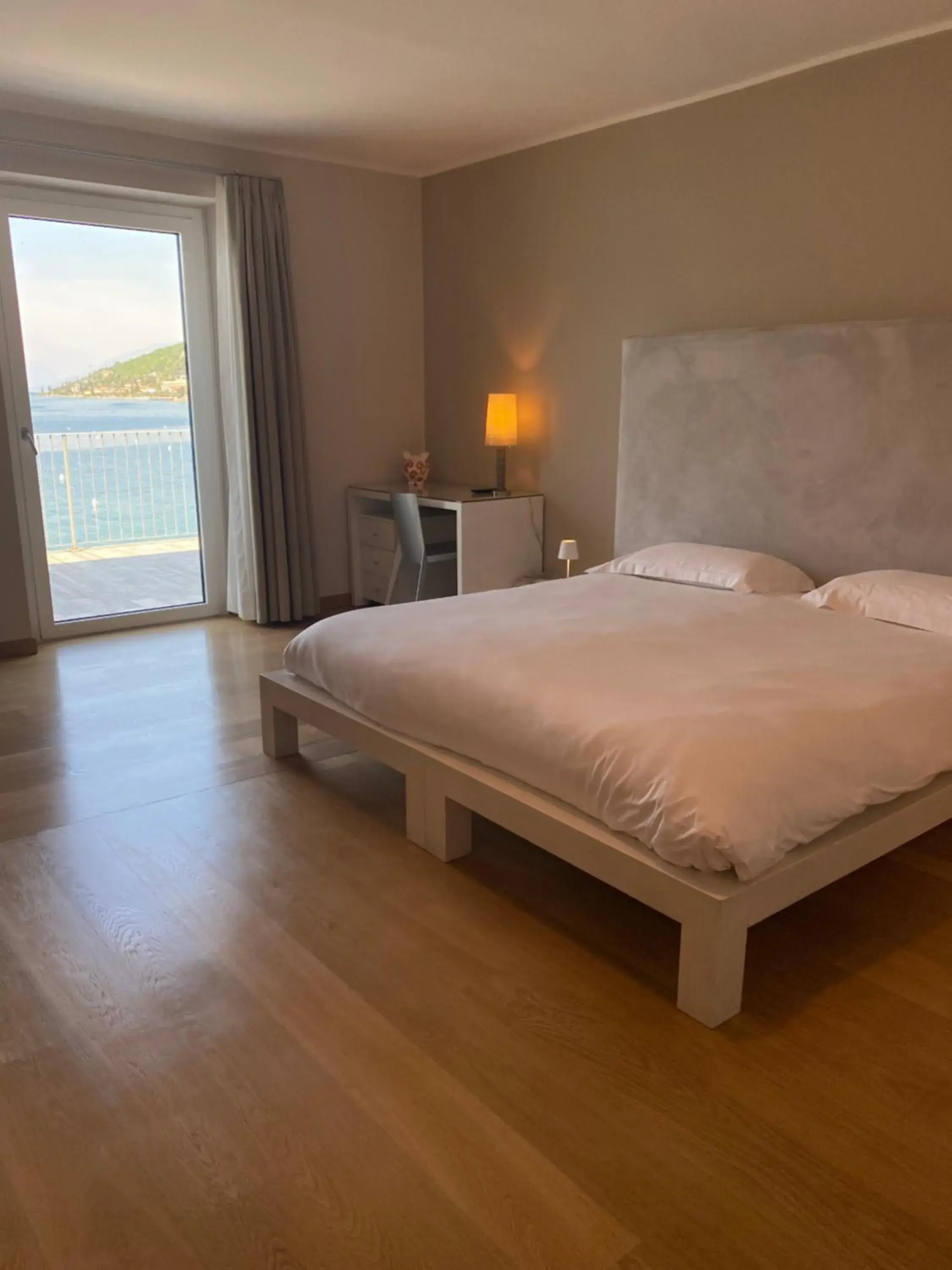 Lake view, Bed in Hotel Baia dei Pini