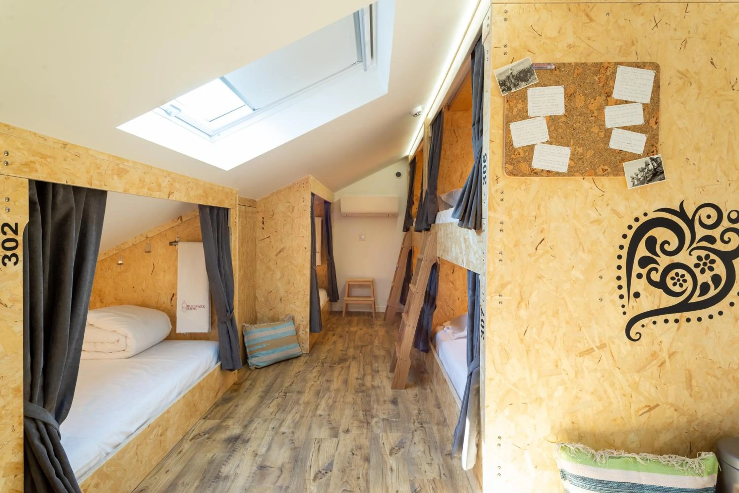 bunk bed, Bed in Hostel Bulwark