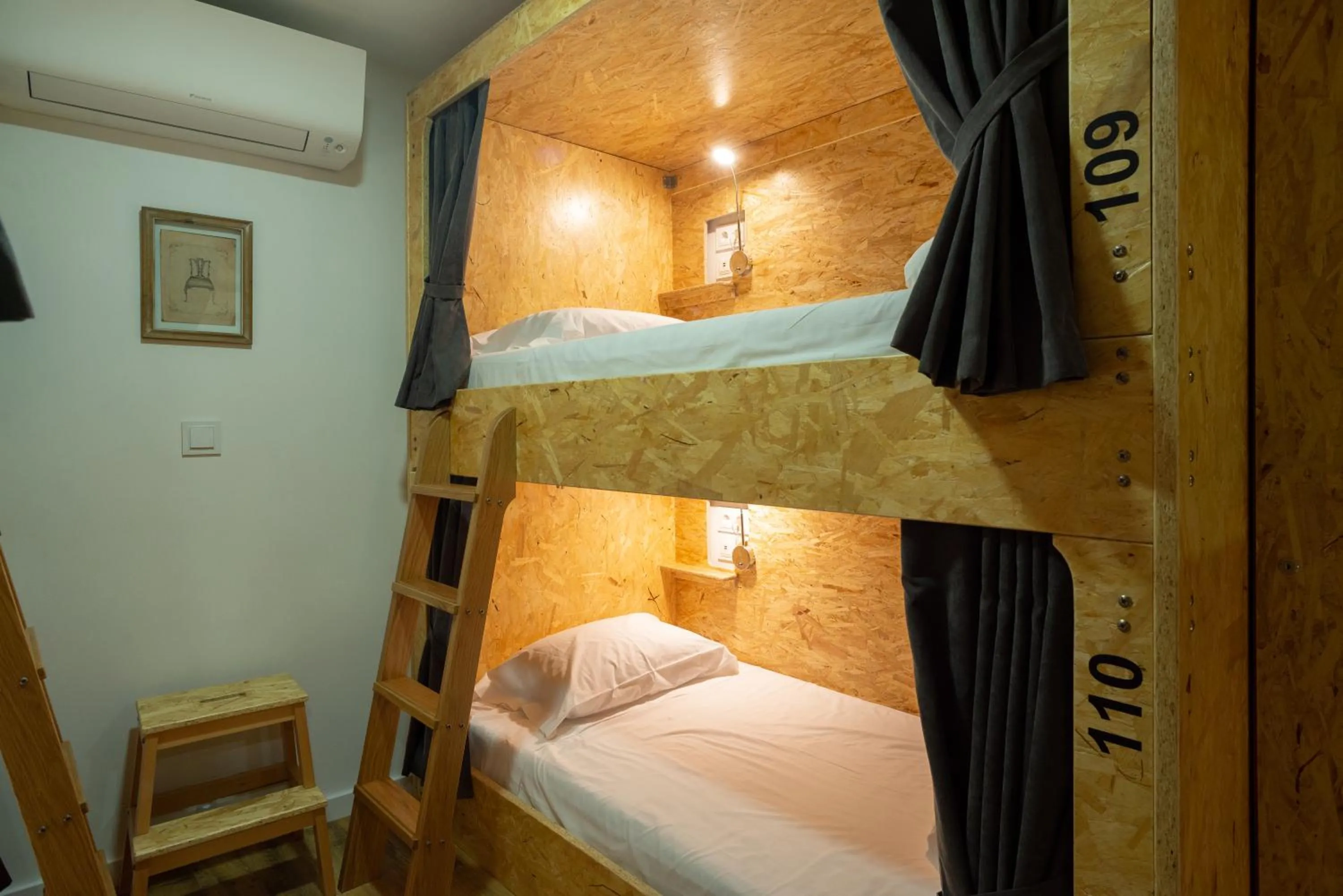 bunk bed, Bed in Hostel Bulwark