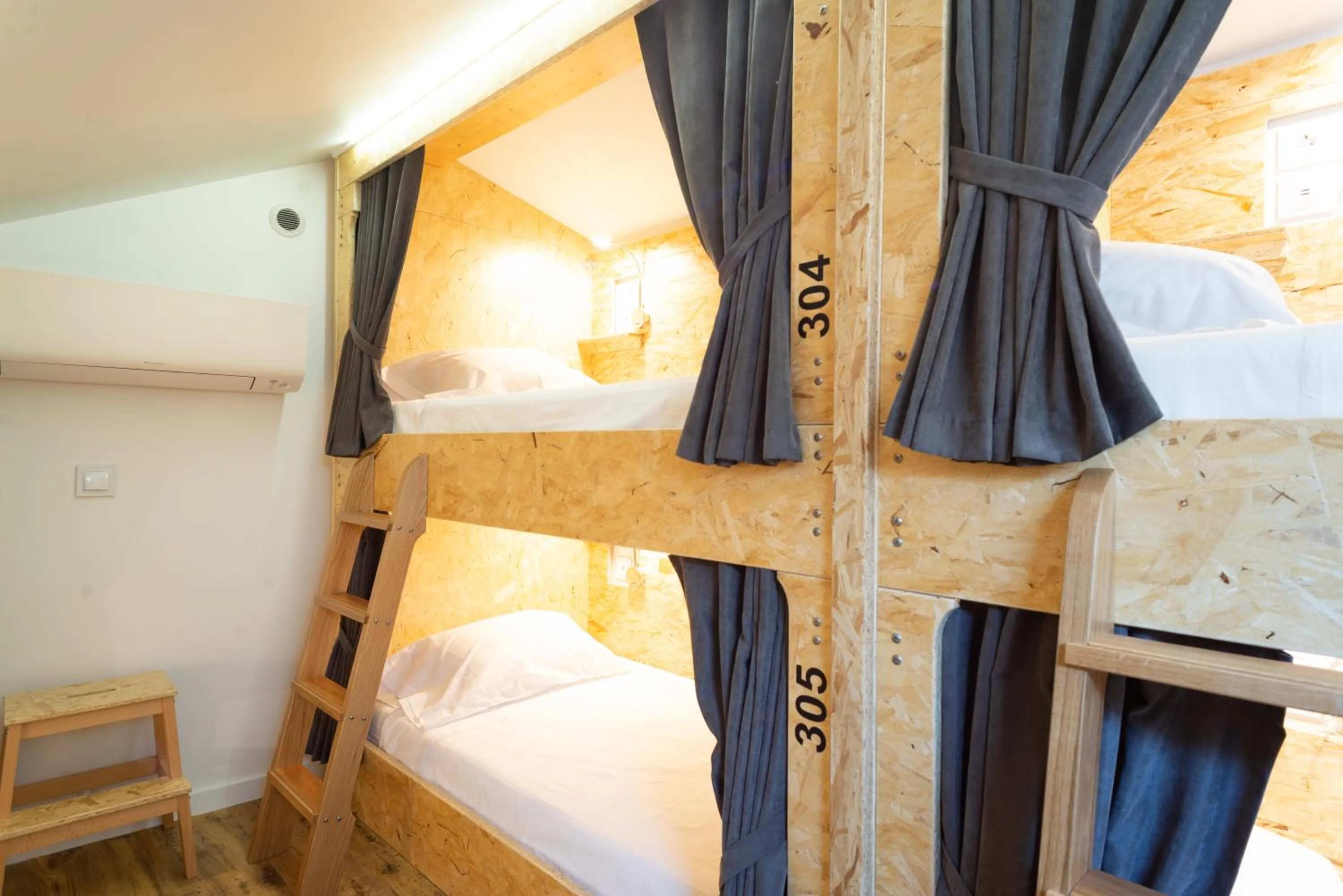 bunk bed, Bed in Hostel Bulwark