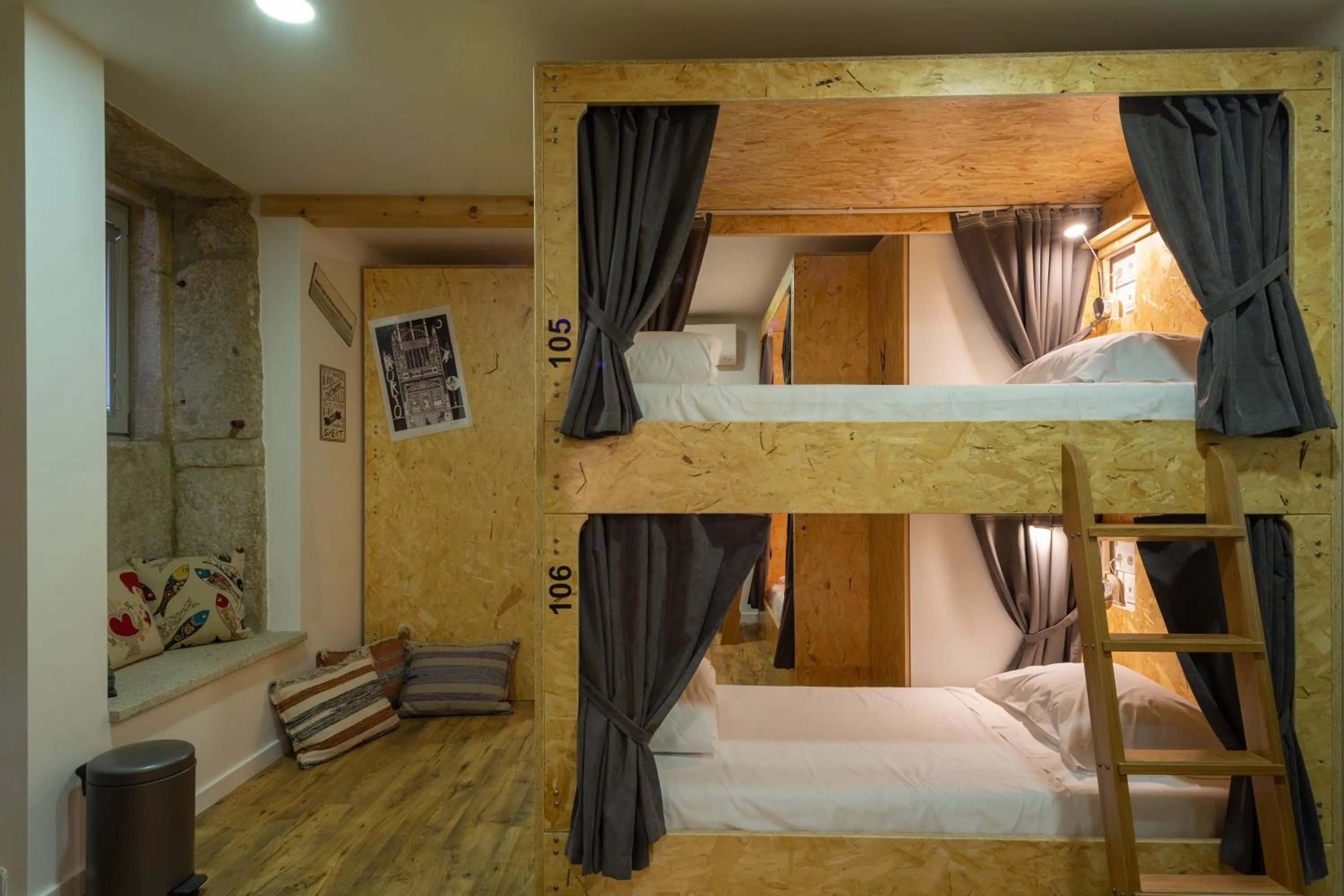 bunk bed, Bed in Hostel Bulwark