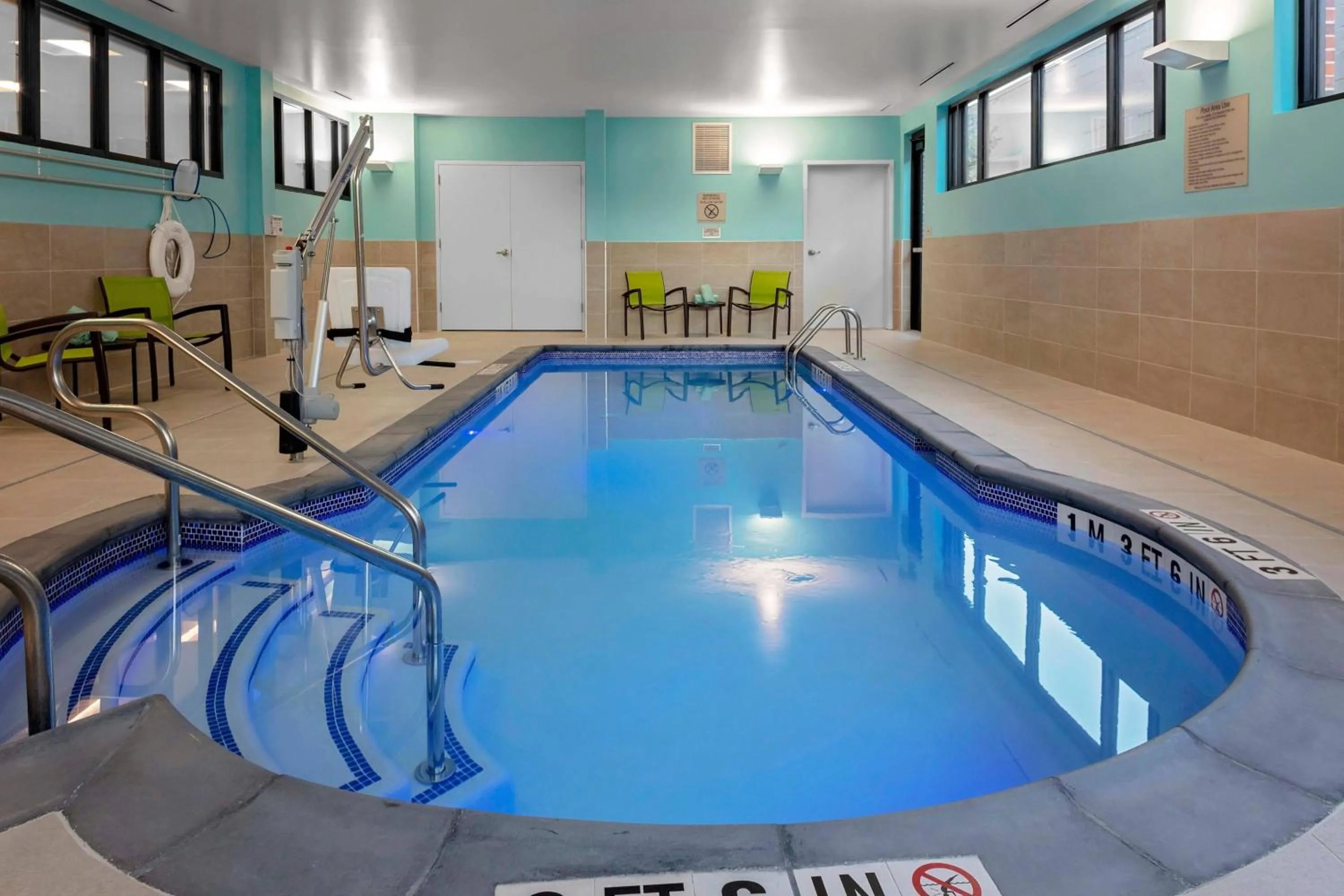 Swimming pool in SpringHill Suites by Marriott Kansas City Plaza