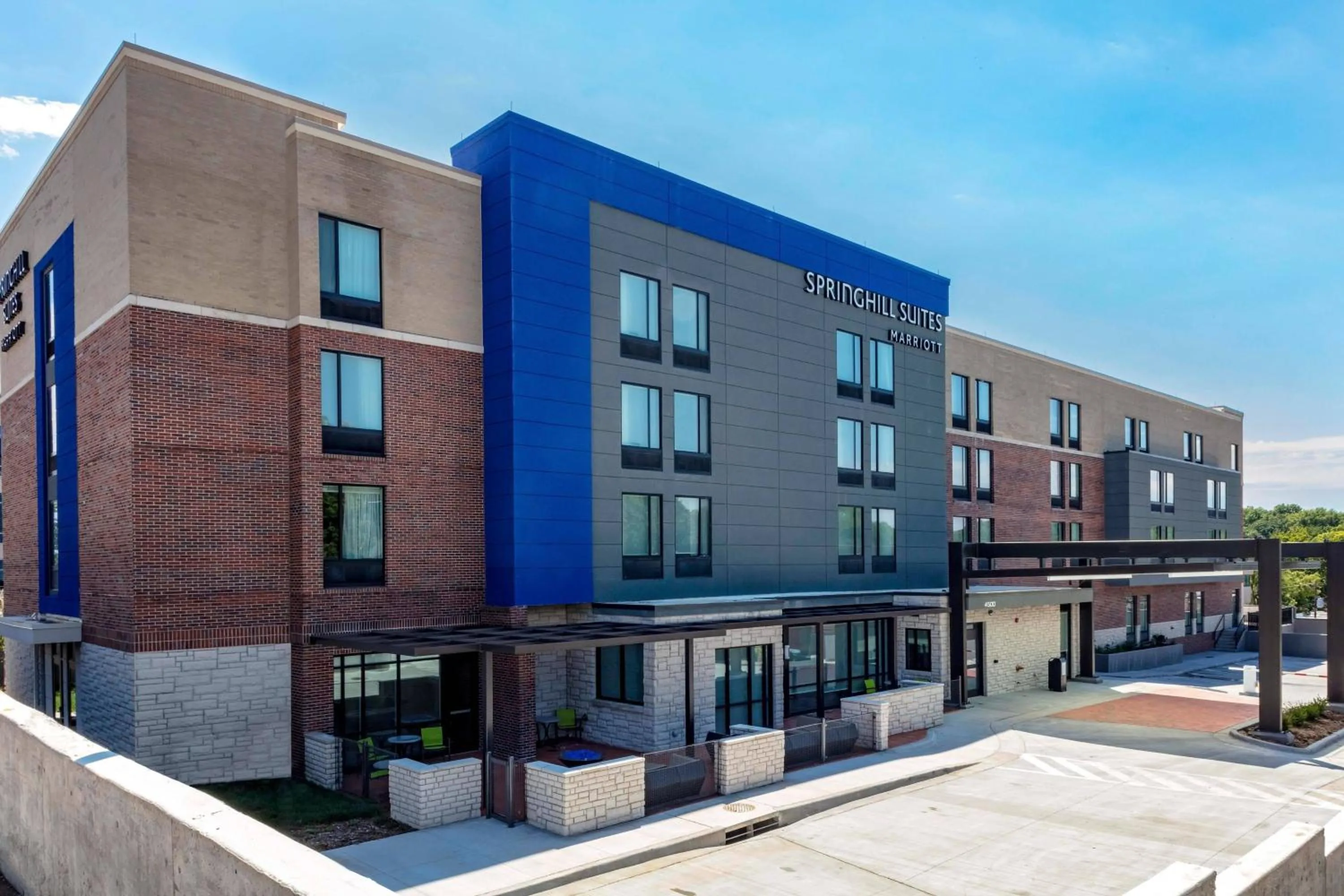 Property building in SpringHill Suites by Marriott Kansas City Plaza