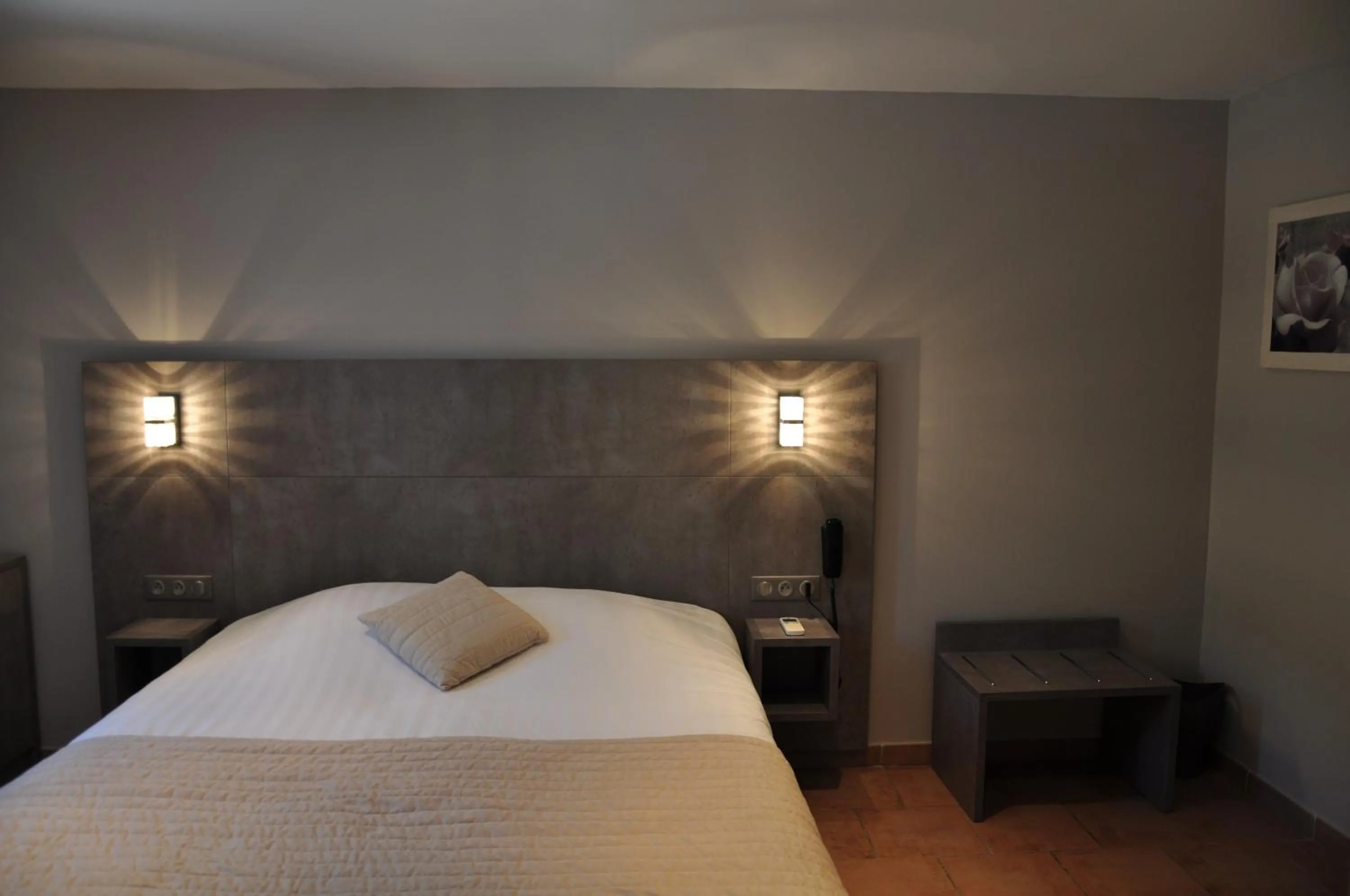 Shower, Bed in Hotel de la Plage