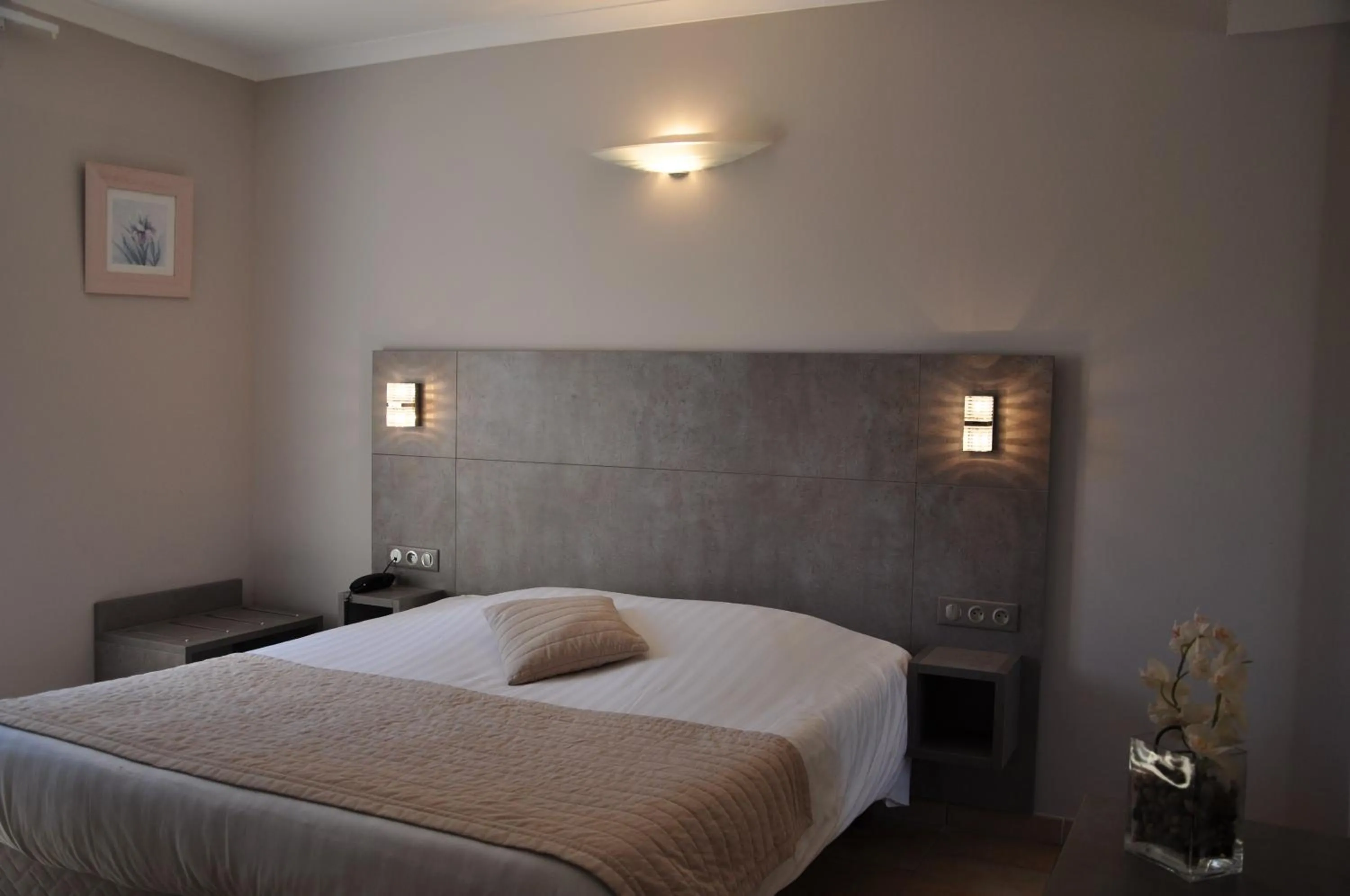 Shower, Bed in Hotel de la Plage