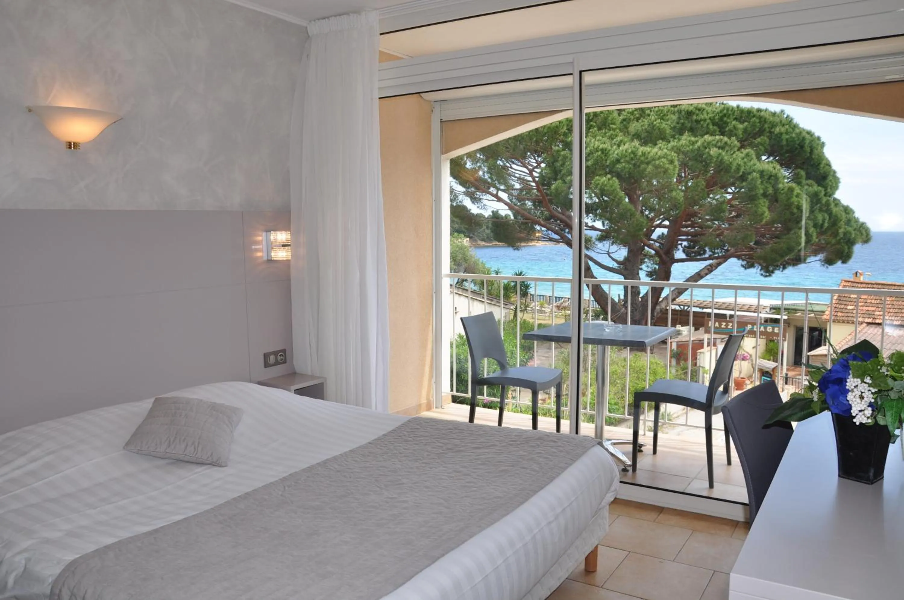Shower, Bed in Hotel de la Plage
