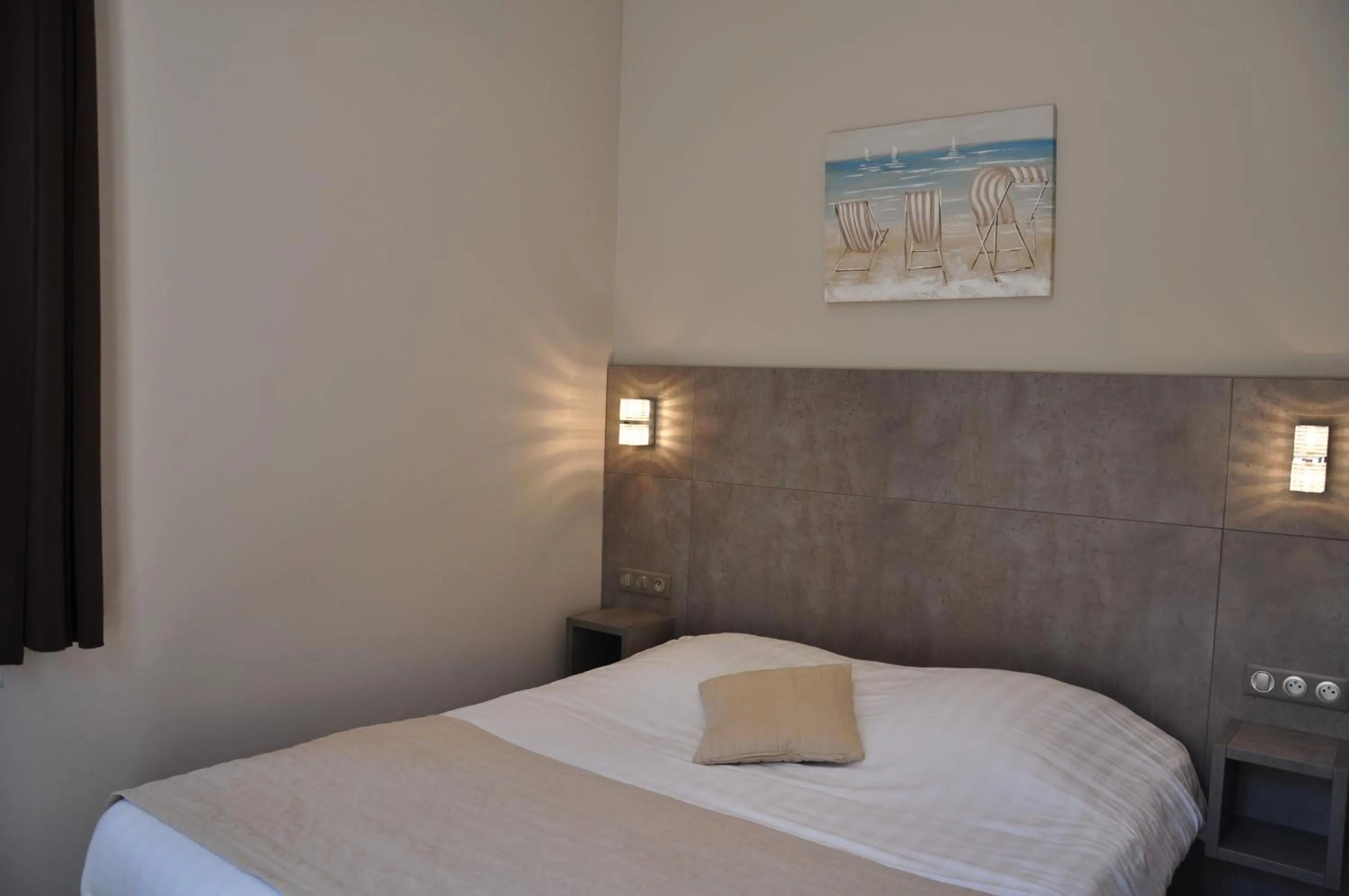 Shower, Bed in Hotel de la Plage