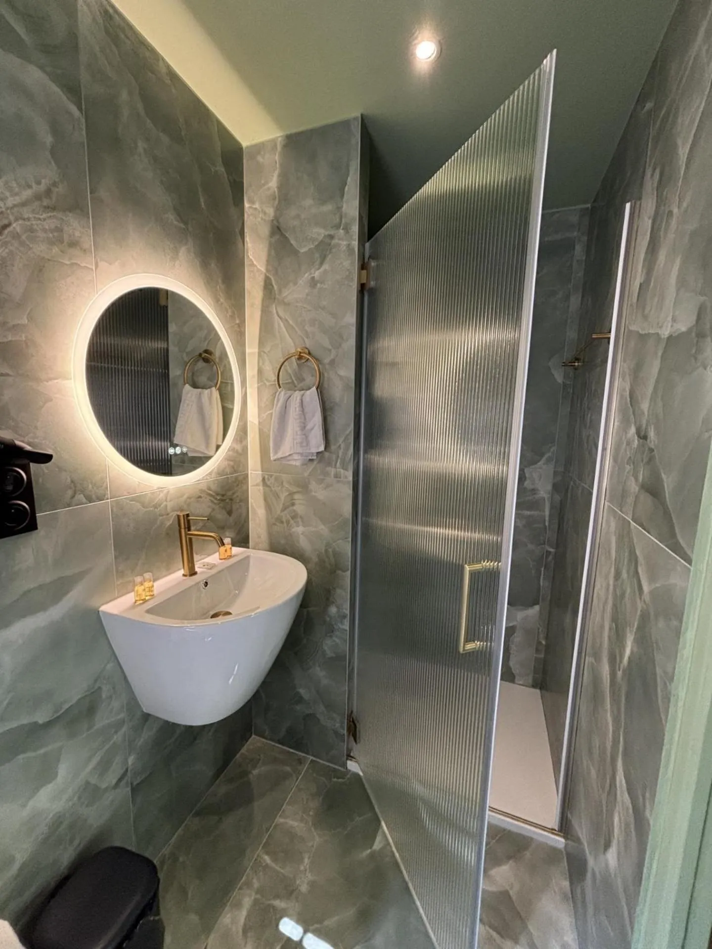 Shower in Hotel de Berne