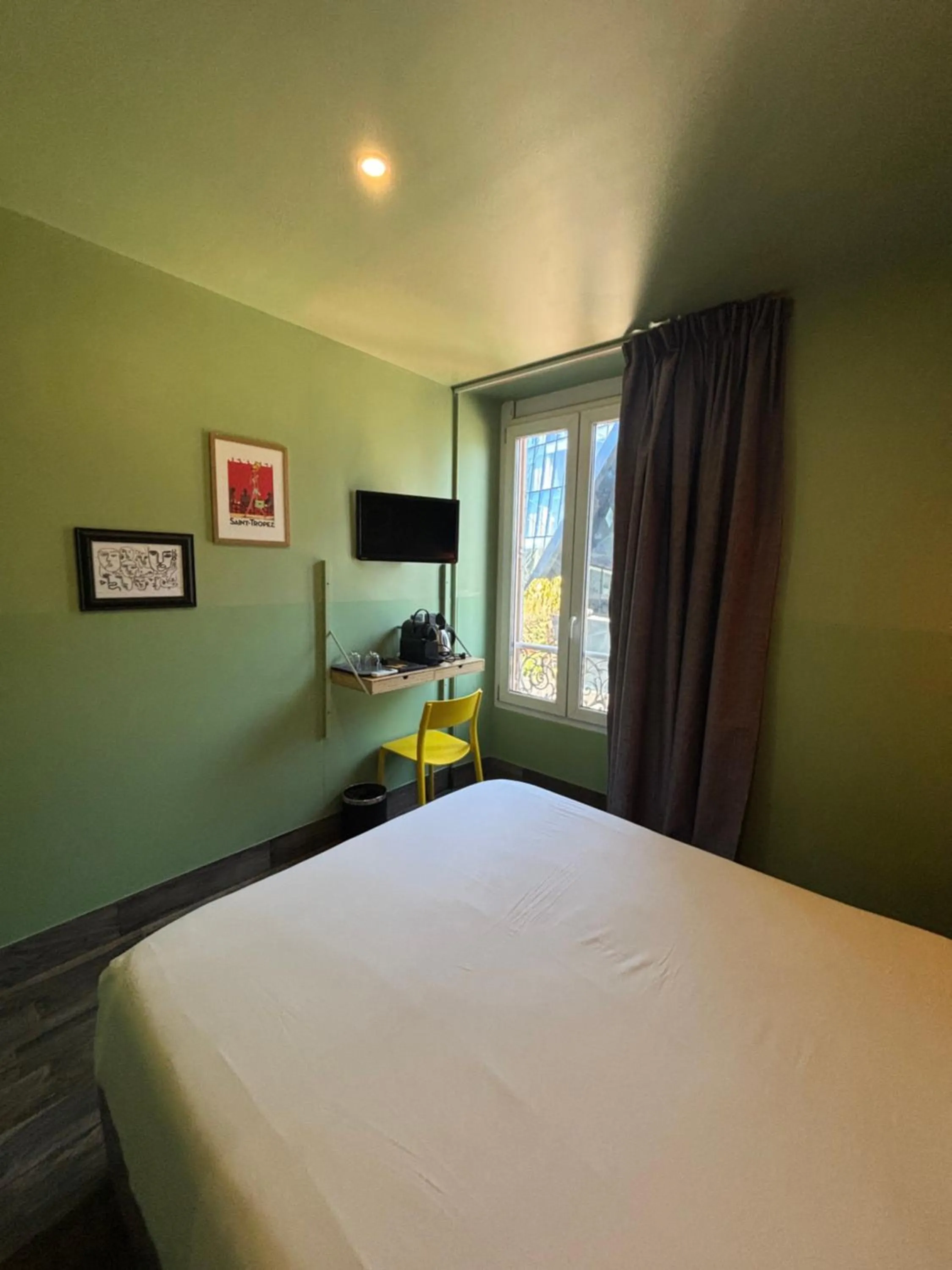 Communal lounge/ TV room, Bed in Hotel de Berne